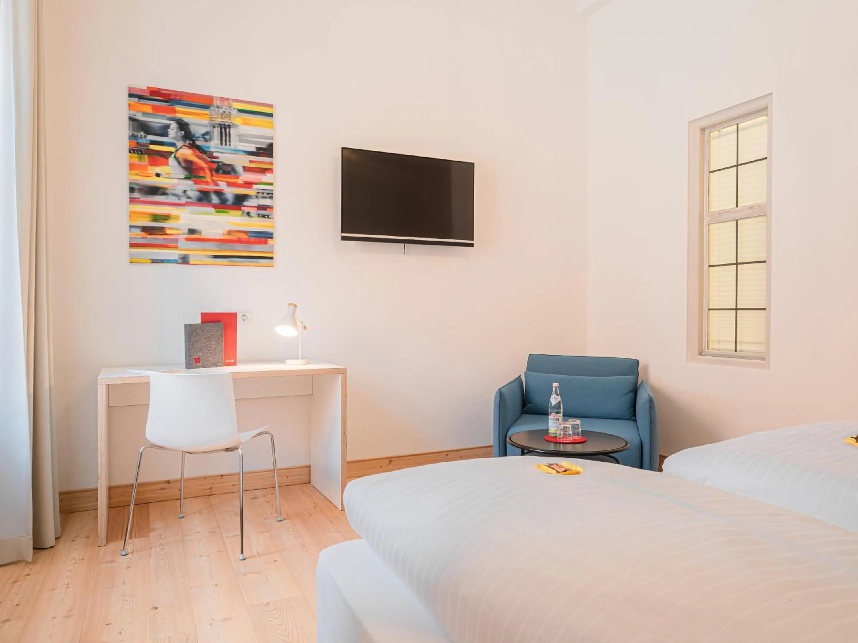 Photo of the whole room, Bed in Post Berching