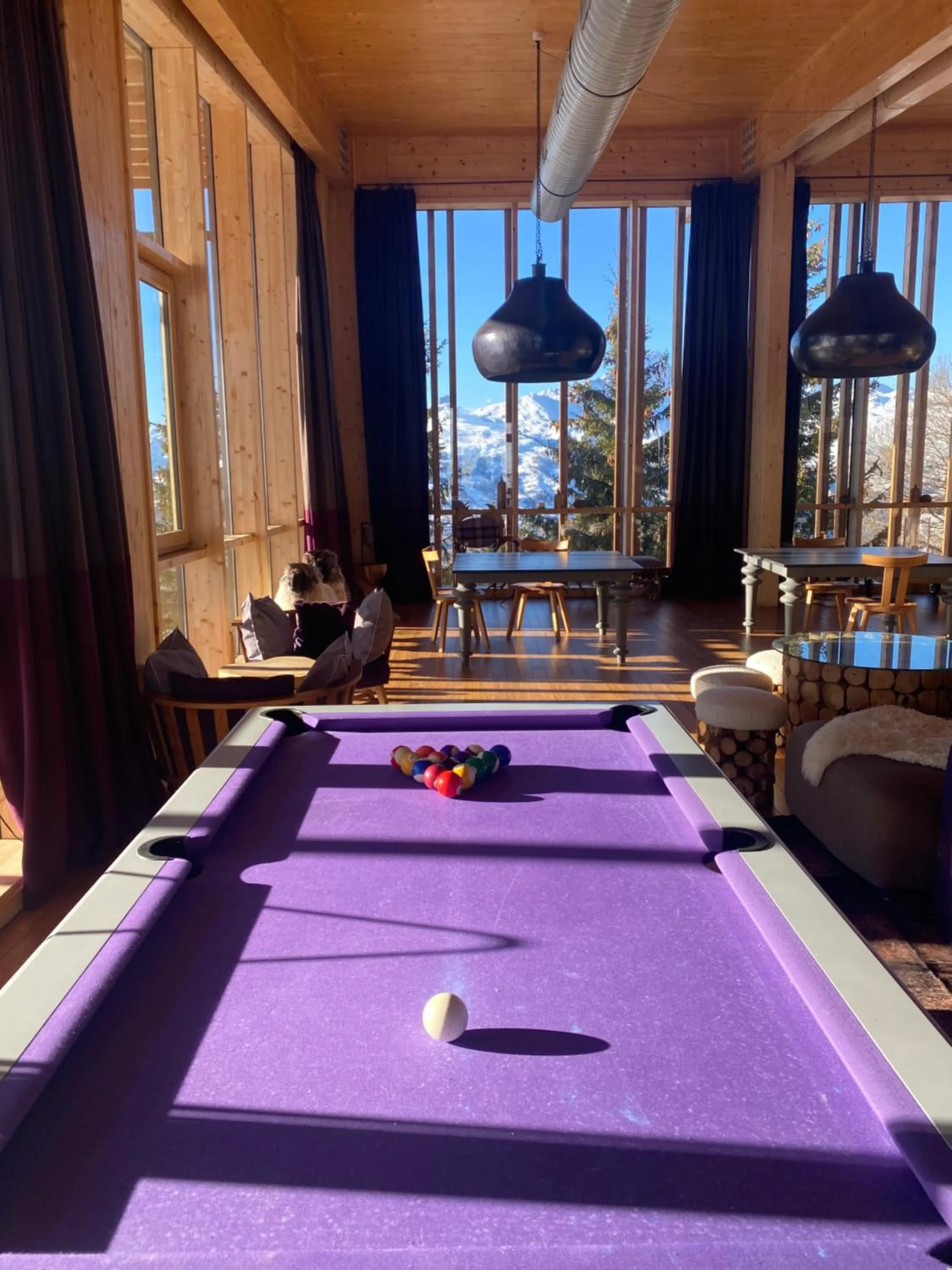 Lounge or bar in L'Aiguille Grive Chalets Hotel