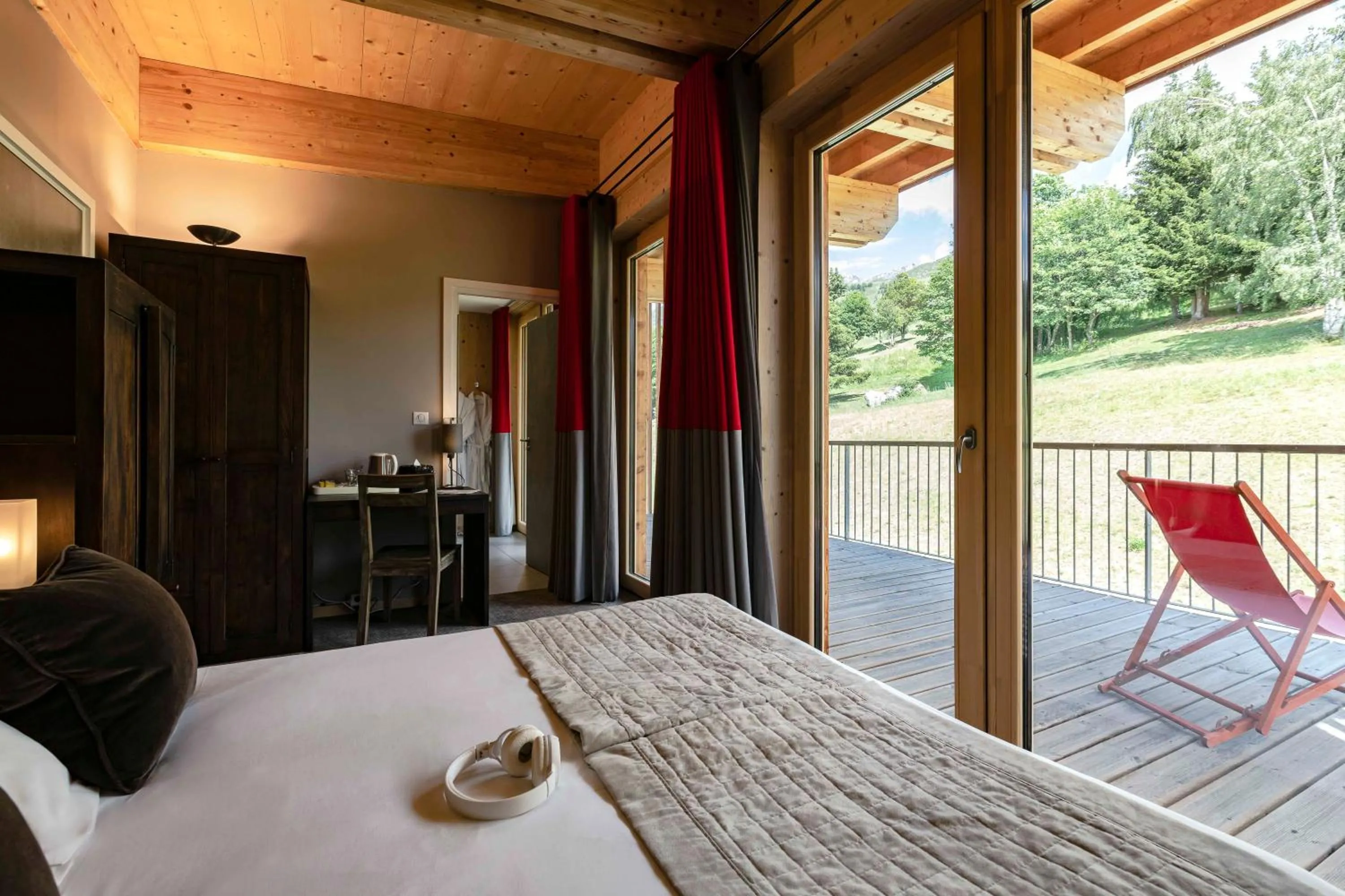 Bed in L'Aiguille Grive Chalets Hotel