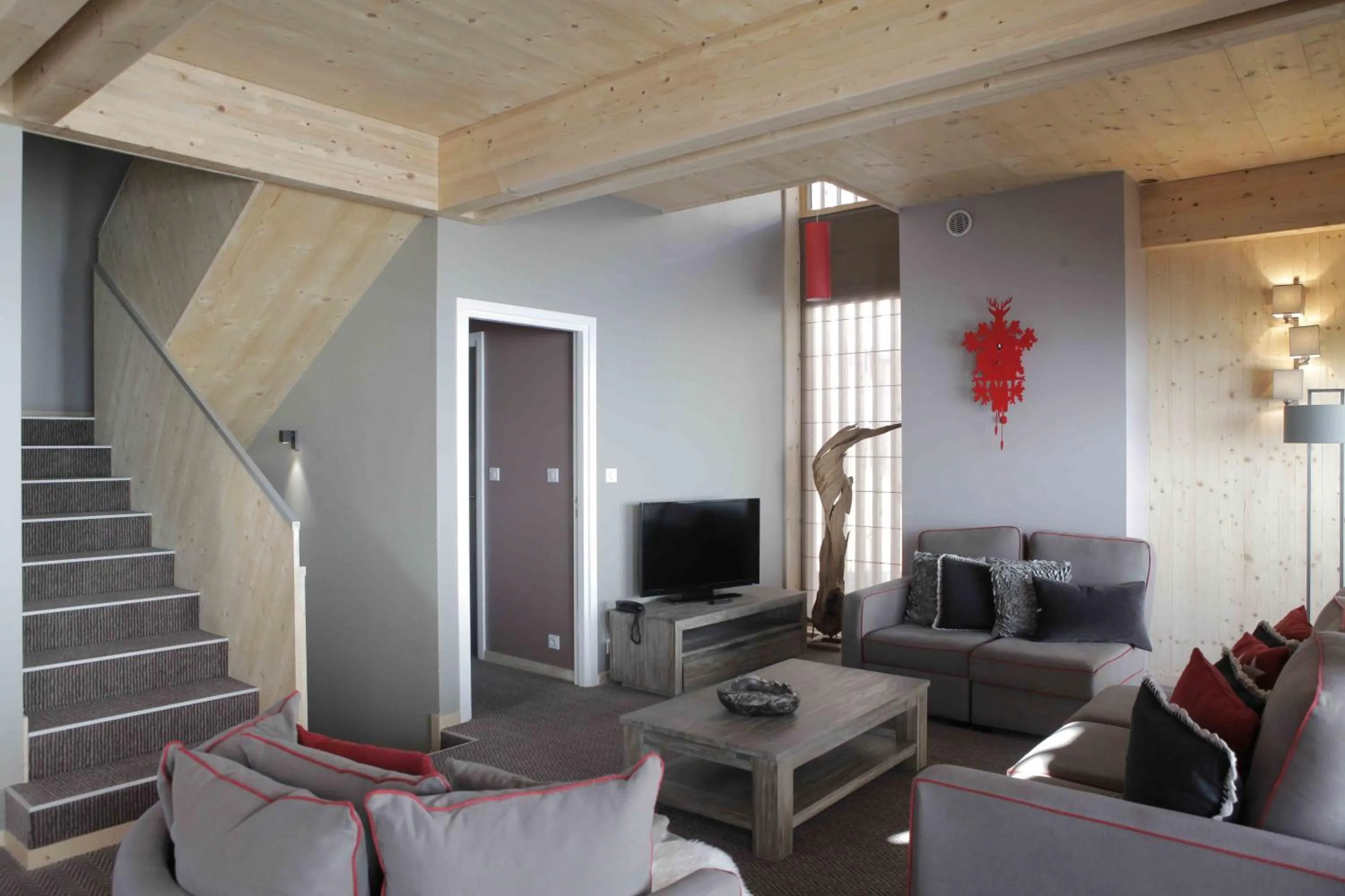 Communal lounge/ TV room in L'Aiguille Grive Chalets Hotel