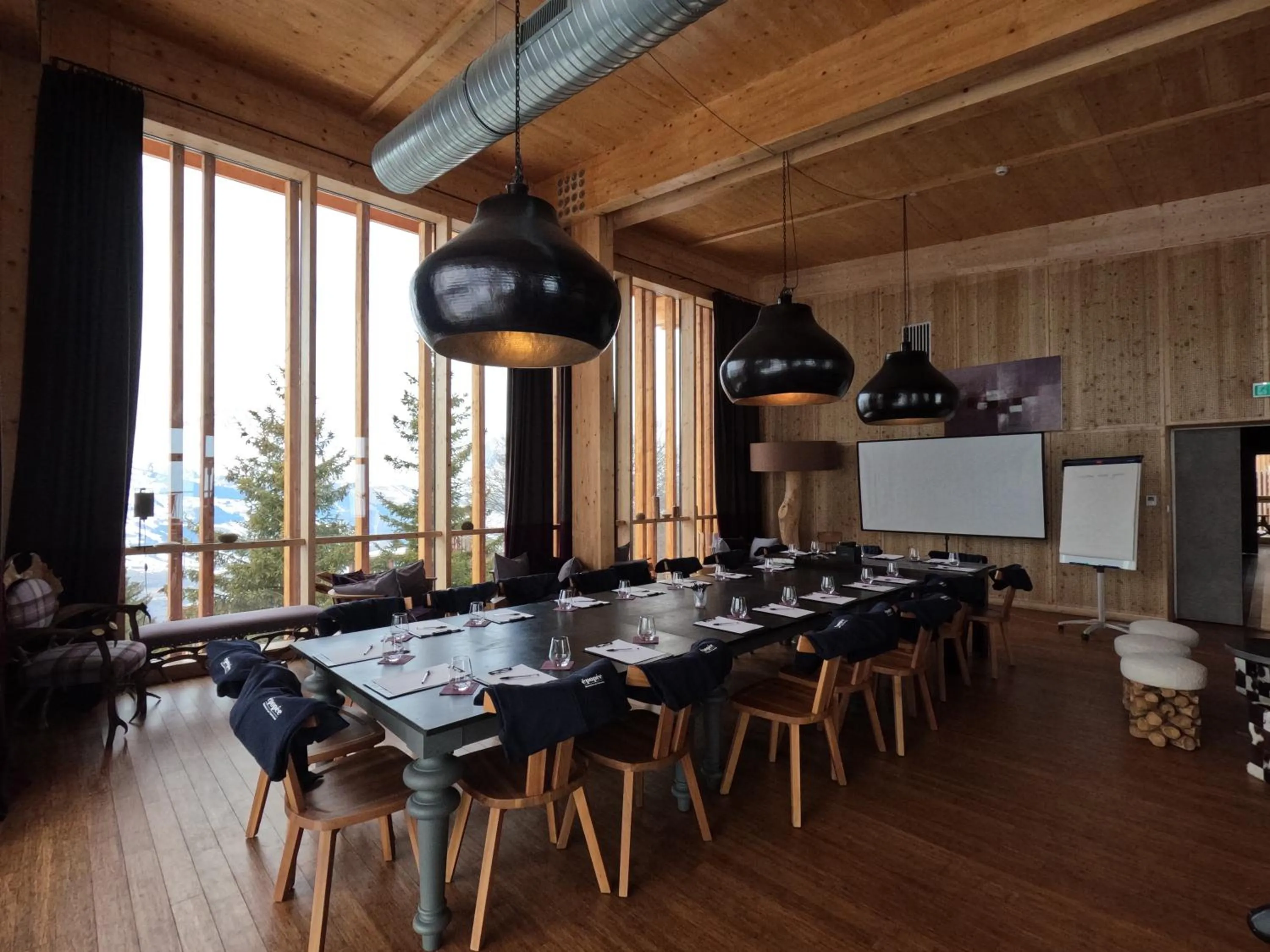 Seating area in L'Aiguille Grive Chalets Hotel