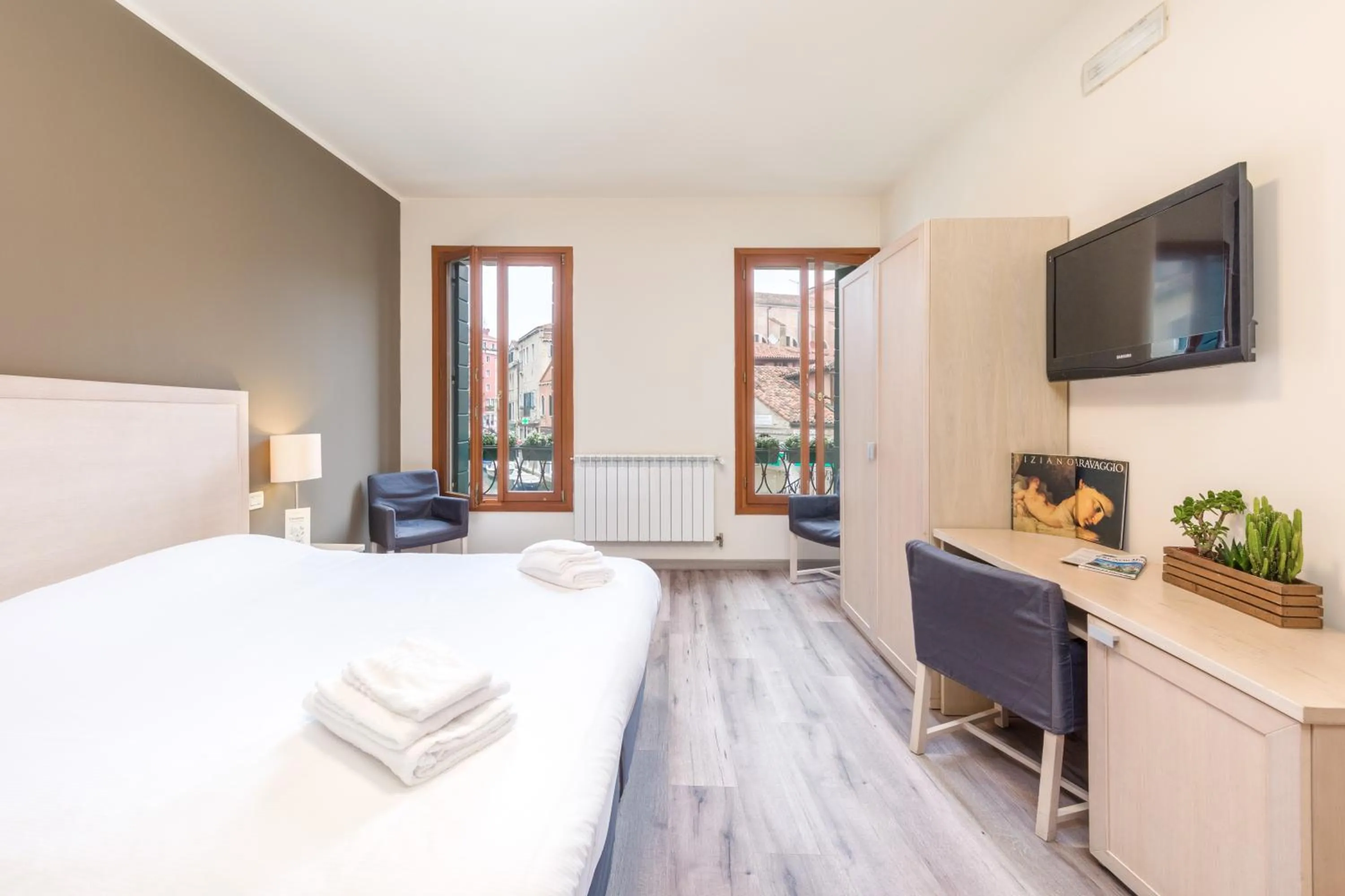 Family Room with Canal View in Casanova ai Tolentini