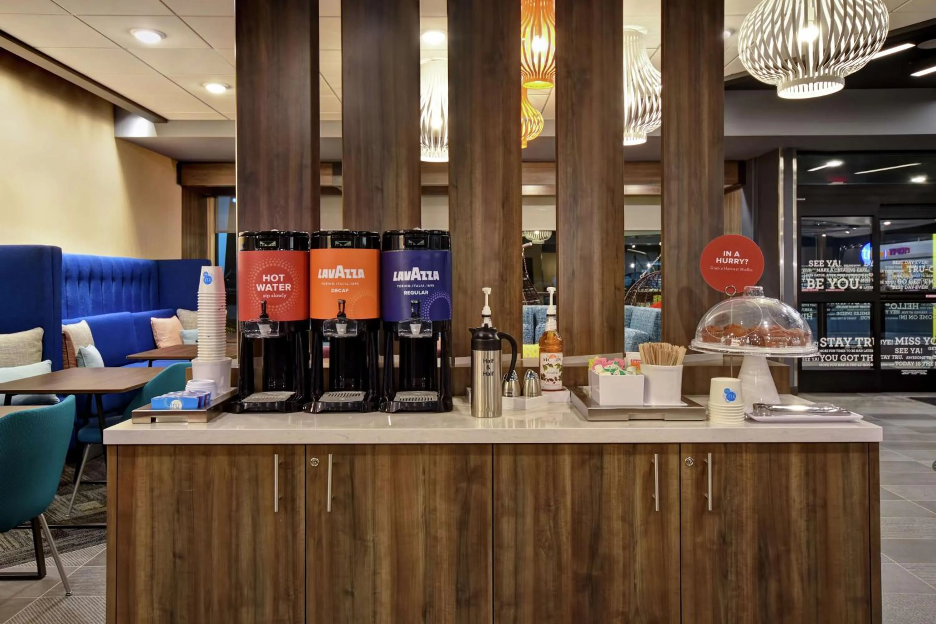 Dining area in Tru By Hilton Denver South Park Meadows, Co