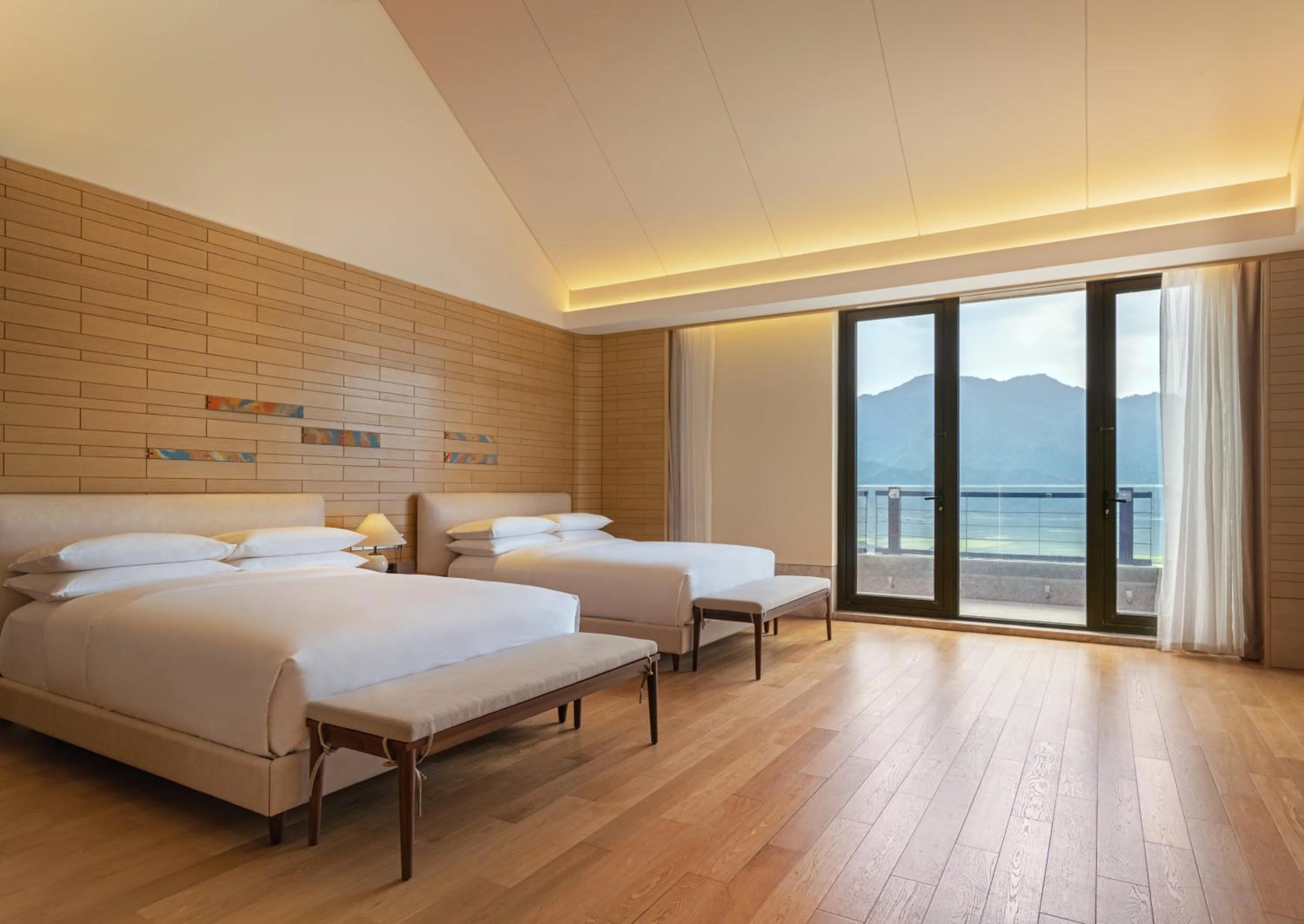 Photo of the whole room, Bed in Conrad Hangzhou Tonglu
