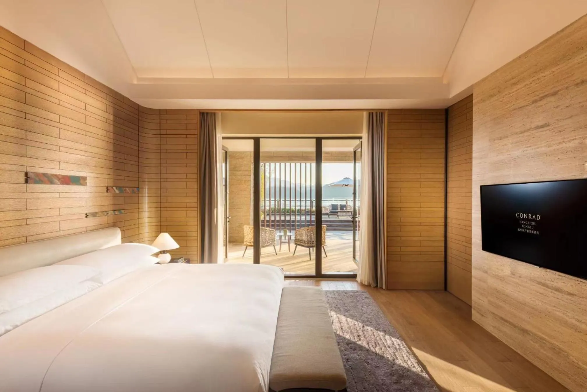Photo of the whole room, Bed in Conrad Hangzhou Tonglu