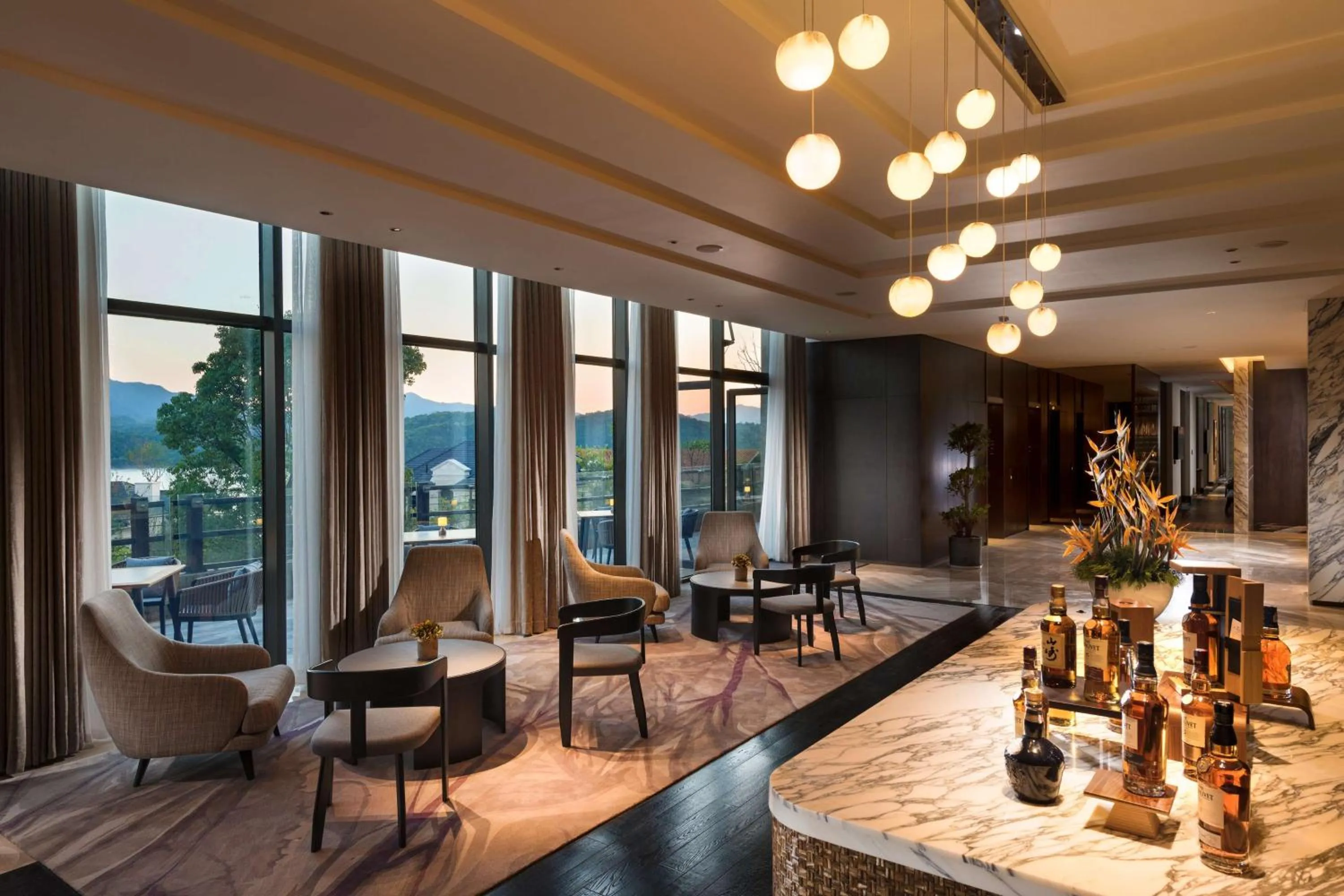 Lounge or bar in Conrad Hangzhou Tonglu