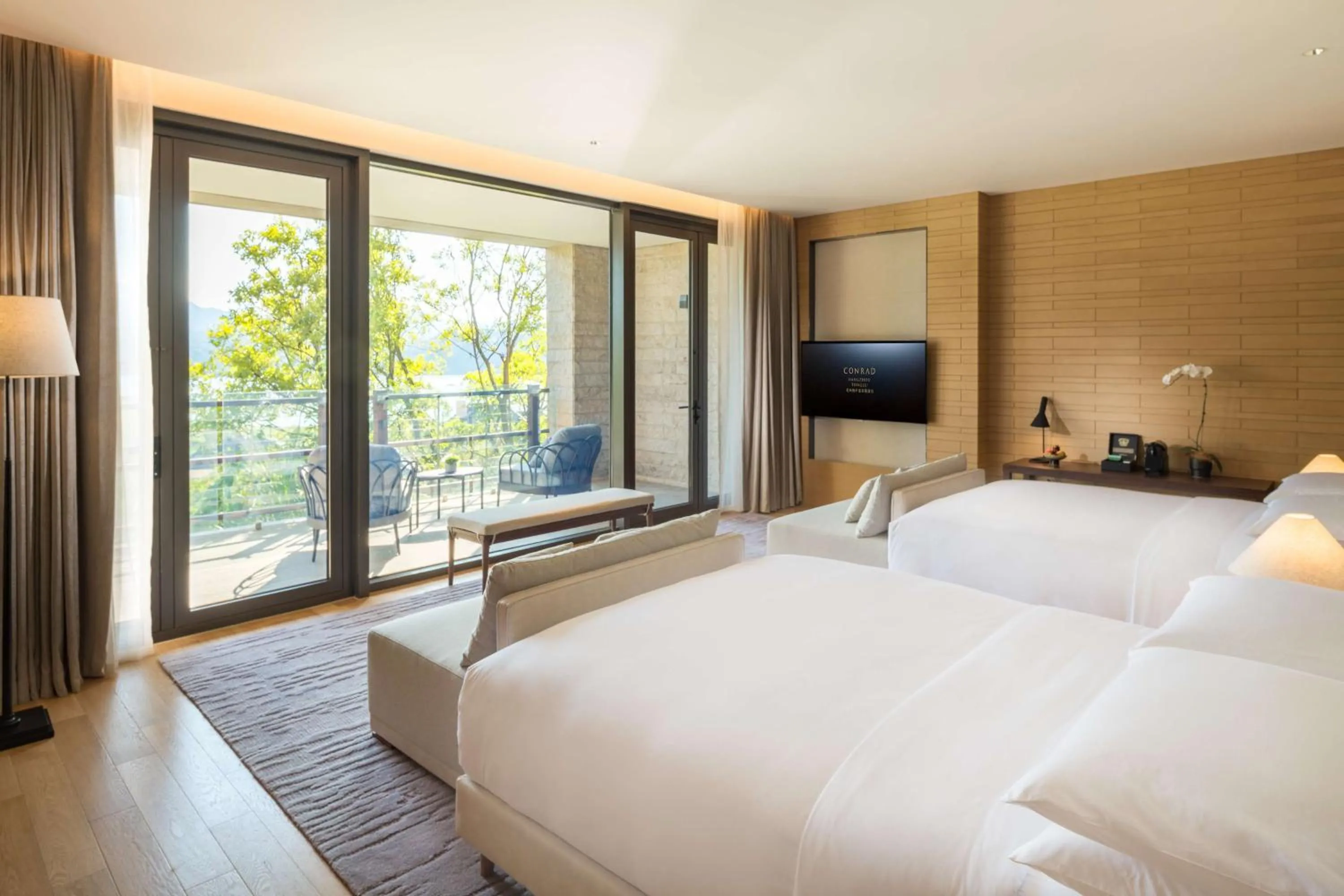 Bed in Conrad Hangzhou Tonglu