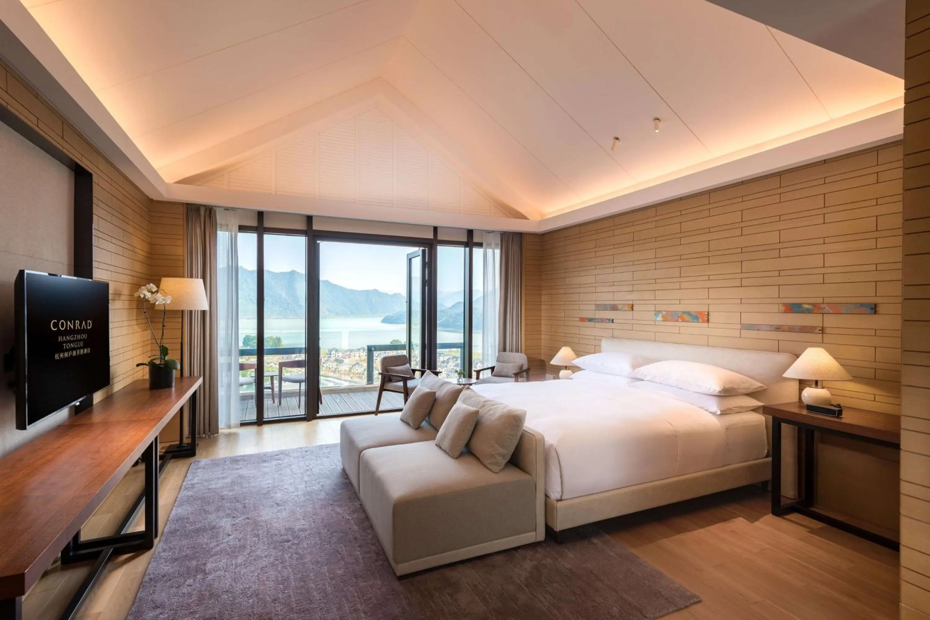 Living room, Bed in Conrad Hangzhou Tonglu