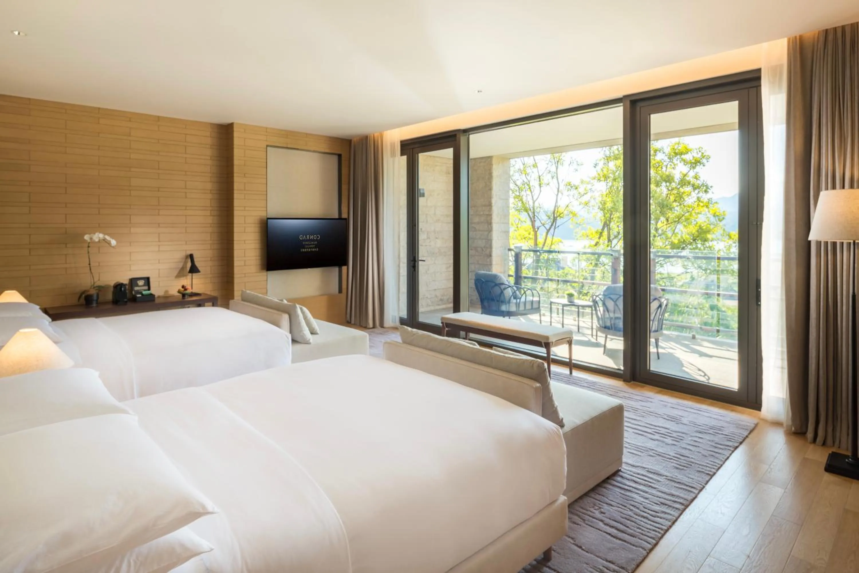 Photo of the whole room, Bed in Conrad Hangzhou Tonglu