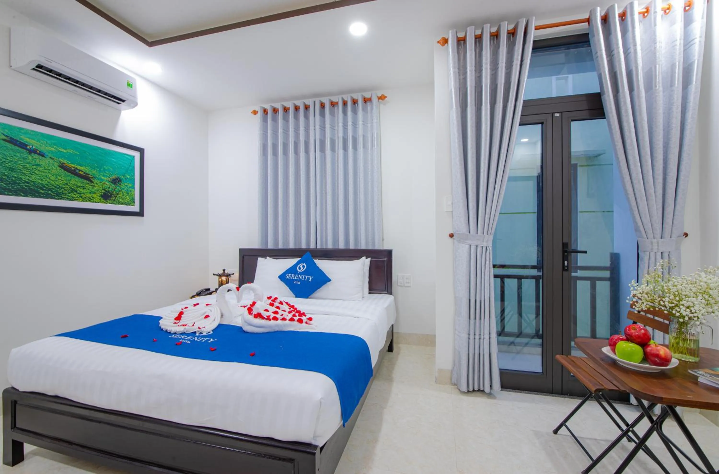 Photo of the whole room, Bed in Serenity Villa Hoi An