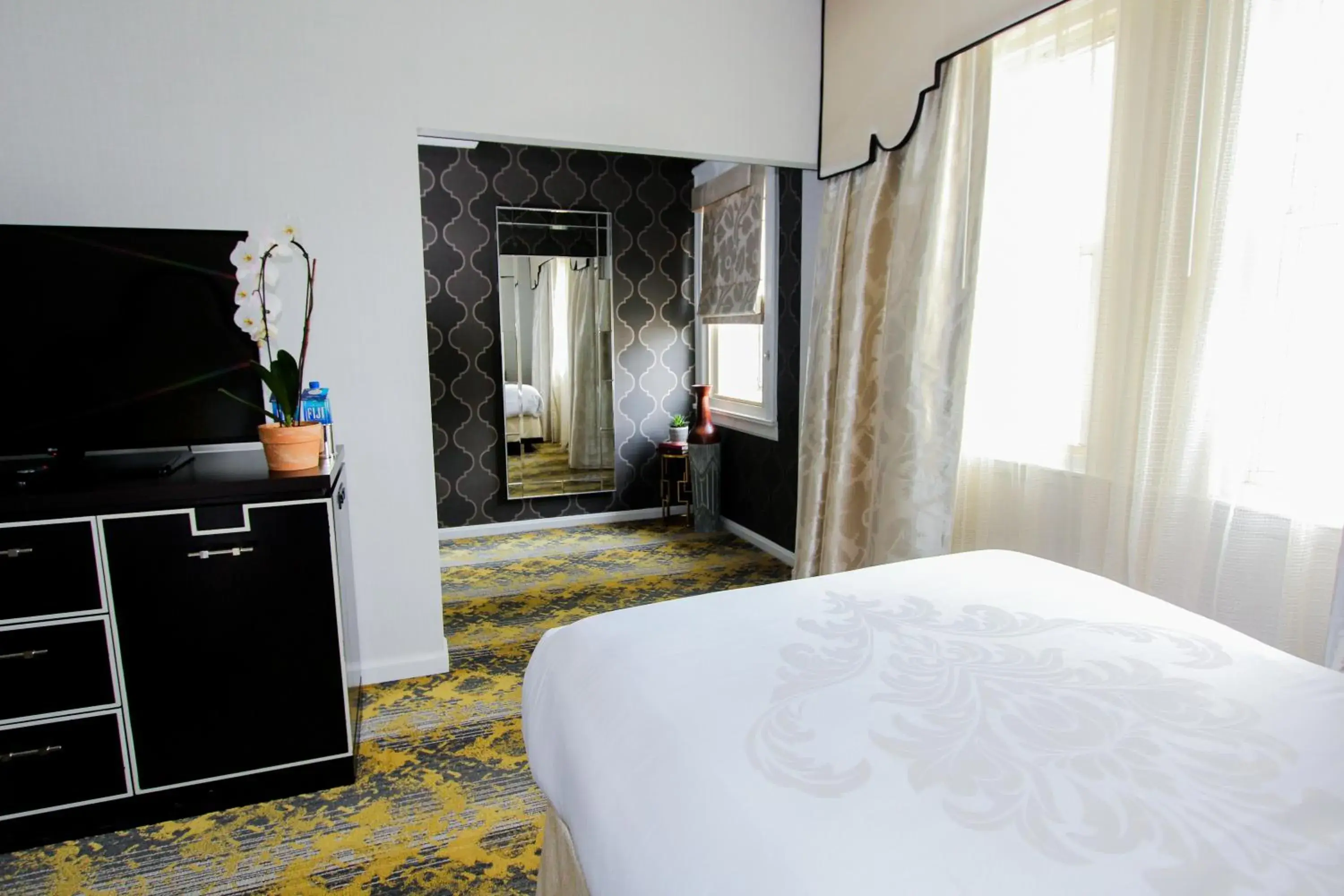 Bedroom, Bed in The Churchill Hotel Near Embassy Row Bedroom, Bed in The Churchill Hotel Near Embassy Row