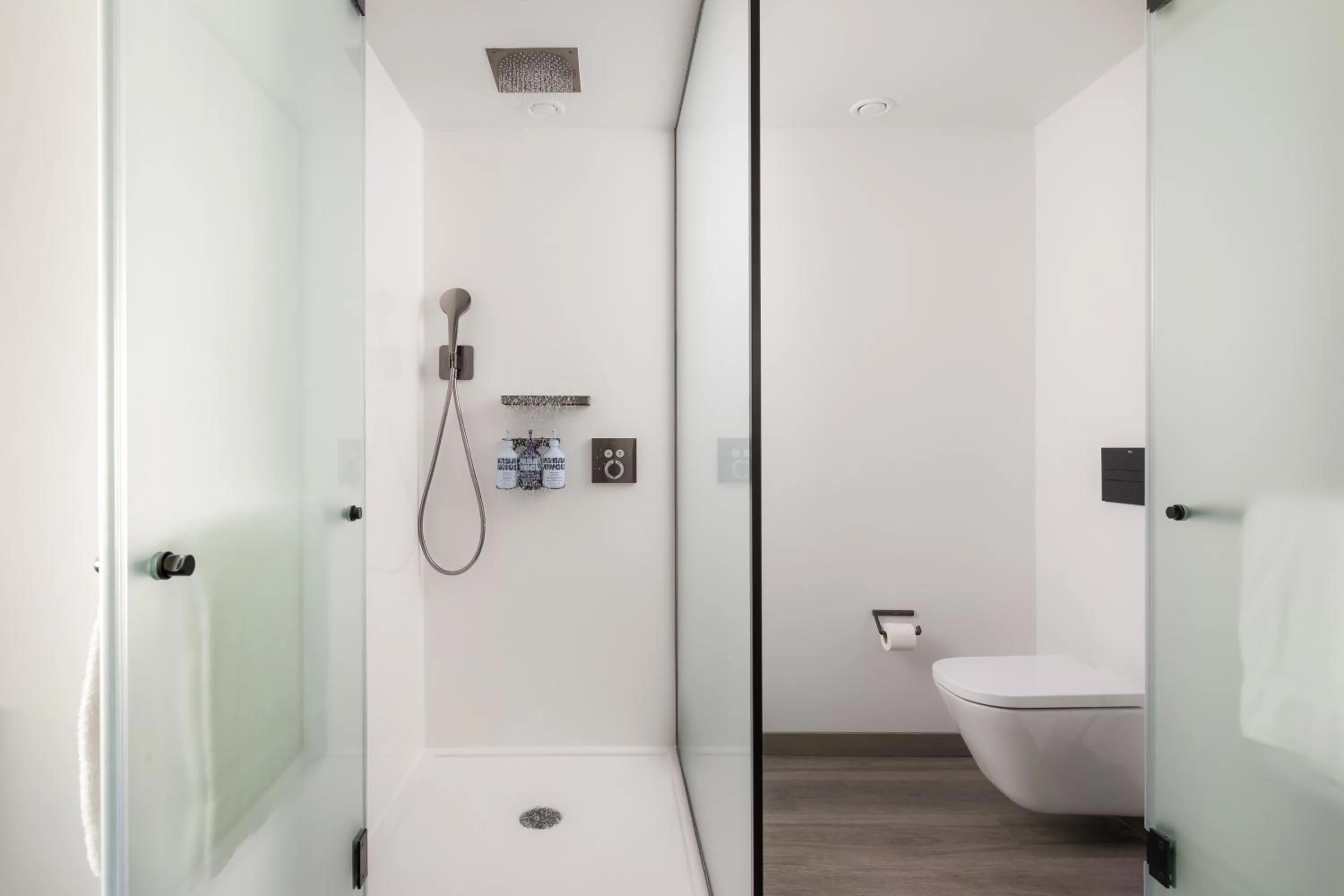 Toilet in YOTEL Porto