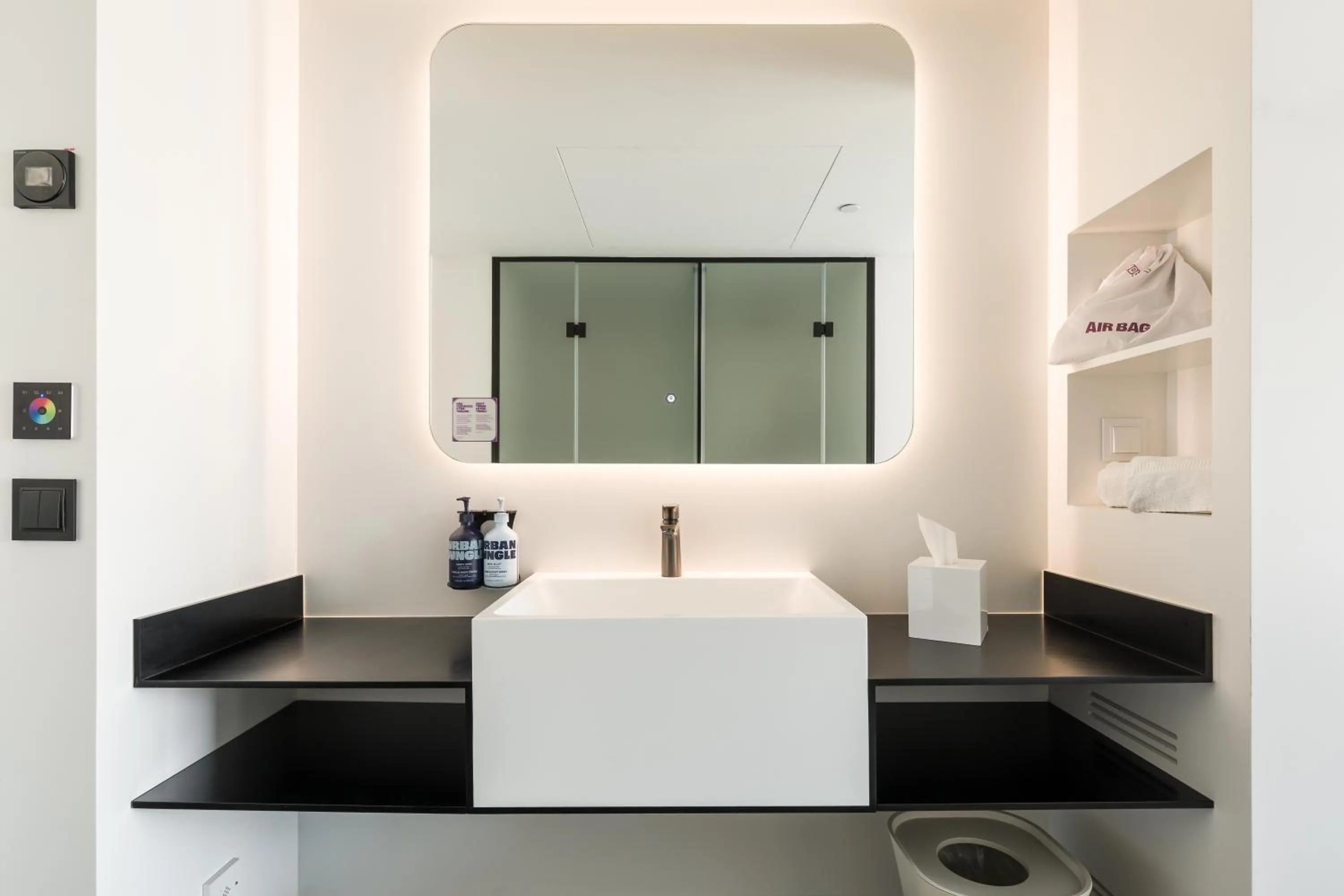 Toilet in YOTEL Porto