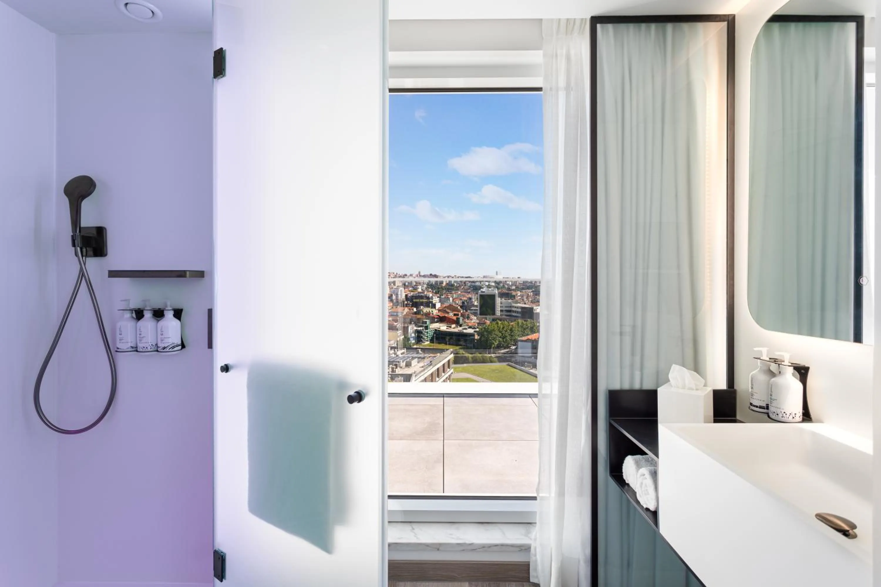 Shower in YOTEL Porto