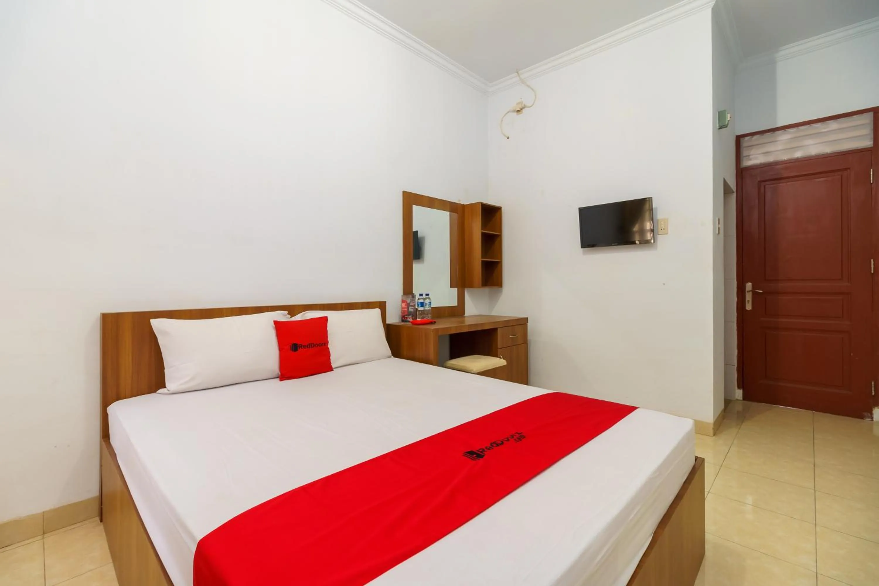 Bed in RedDoorz Syariah@Jalan Dr Mansyur Medan