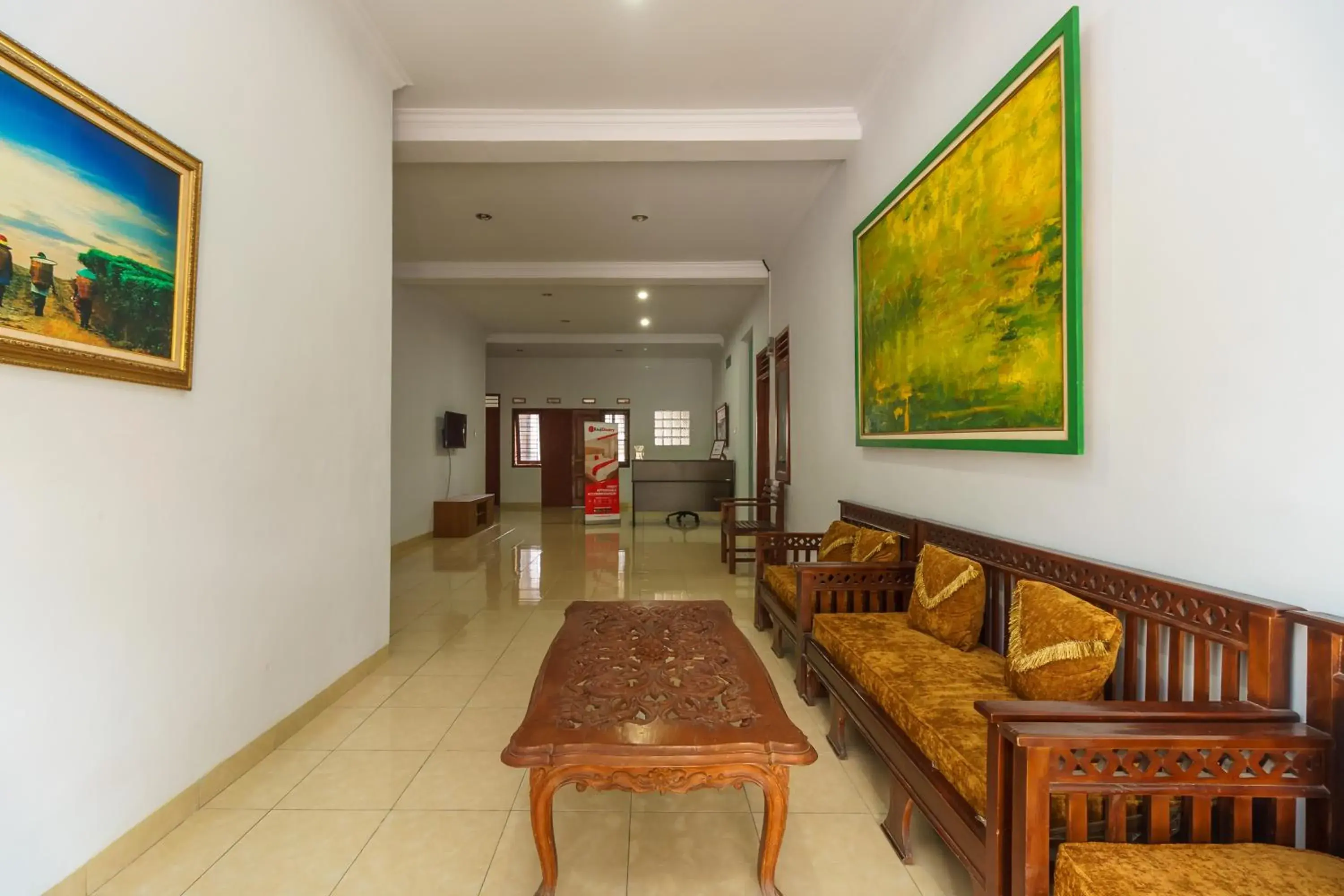 Seating area in RedDoorz Syariah@Jalan Dr Mansyur Medan Seating area in RedDoorz Syariah@Jalan Dr Mansyur Medan