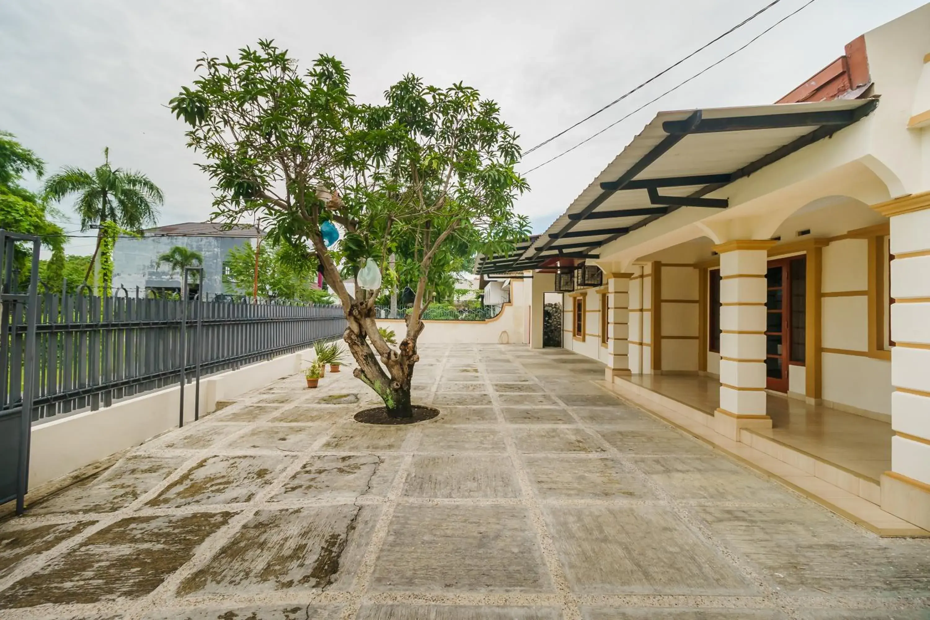 Facade/entrance in RedDoorz Syariah@Jalan Dr Mansyur Medan Facade/entrance in RedDoorz Syariah@Jalan Dr Mansyur Medan