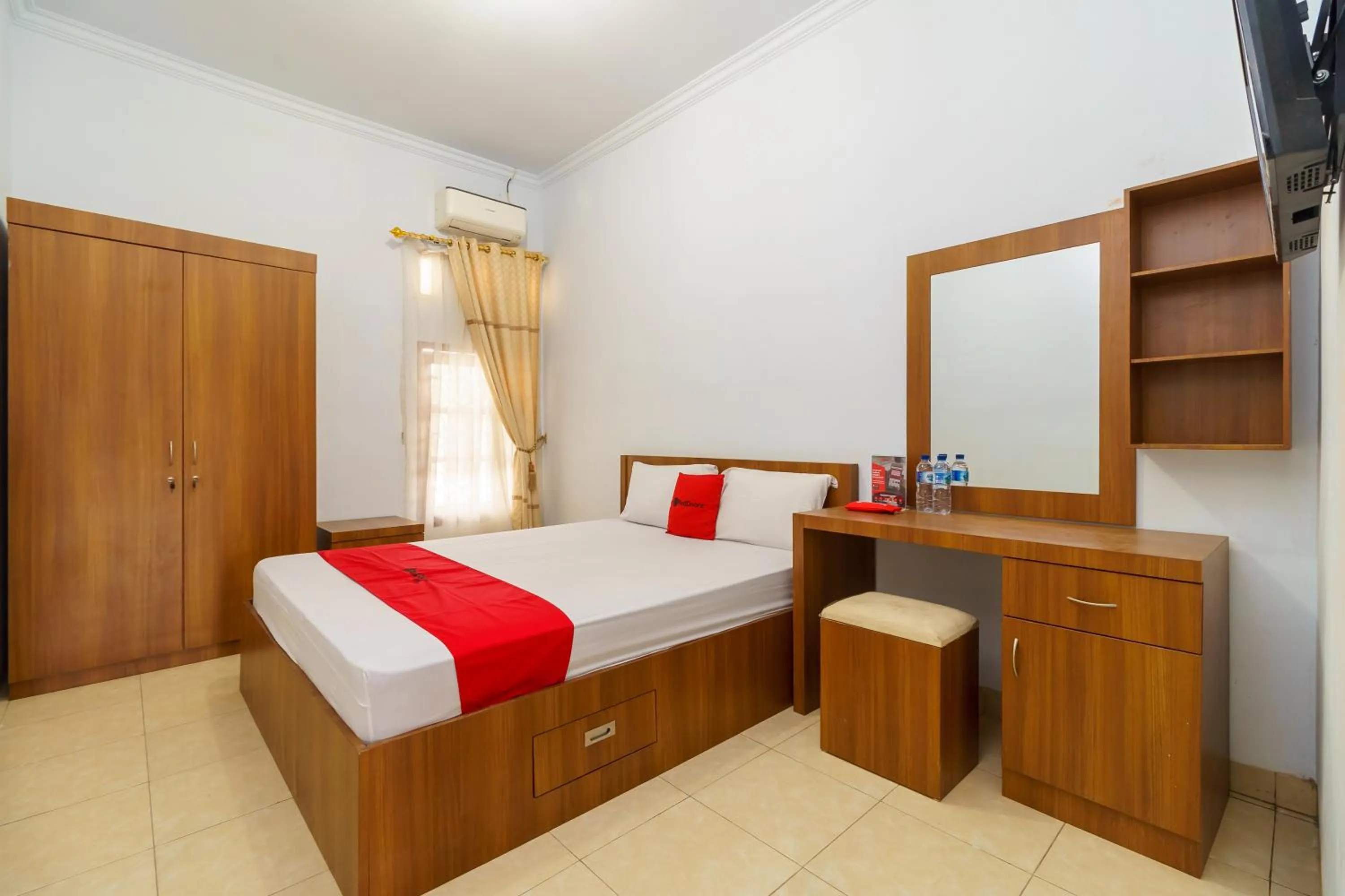 Bedroom, Bed in RedDoorz Syariah@Jalan Dr Mansyur Medan