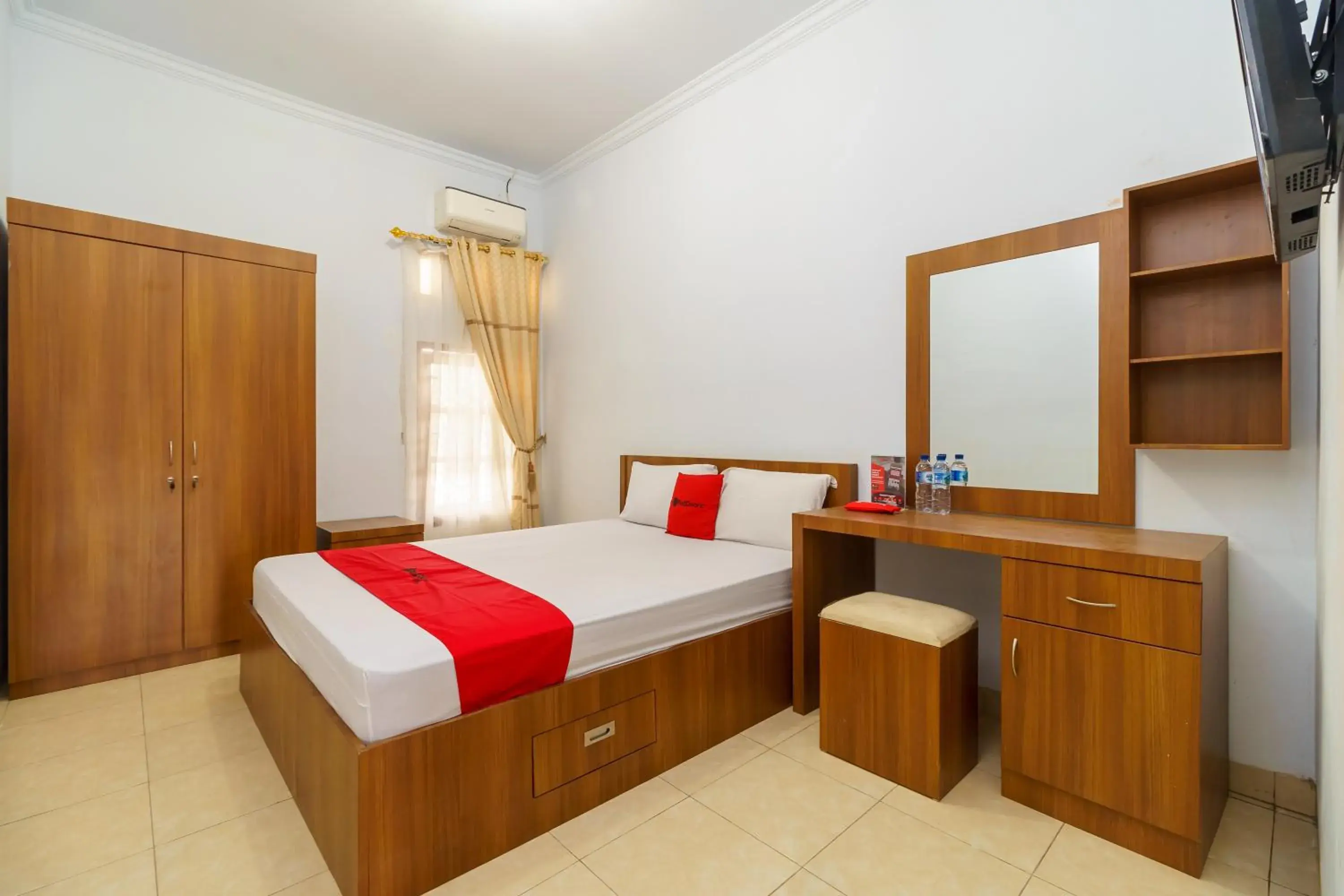Bedroom, Bed in RedDoorz Syariah@Jalan Dr Mansyur Medan Bedroom, Bed in RedDoorz Syariah@Jalan Dr Mansyur Medan