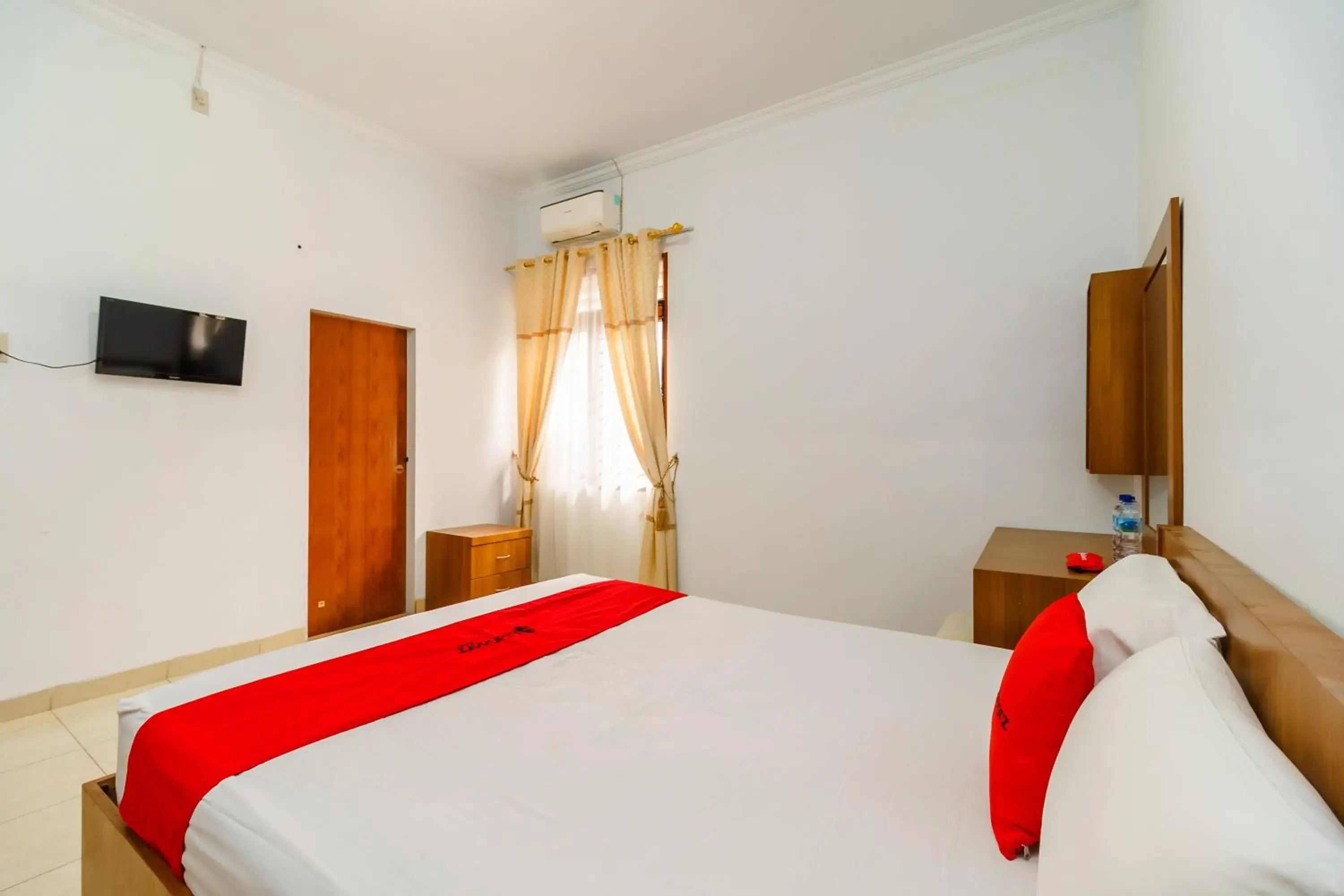 Bedroom, Bed in RedDoorz Syariah@Jalan Dr Mansyur Medan Bedroom, Bed in RedDoorz Syariah@Jalan Dr Mansyur Medan