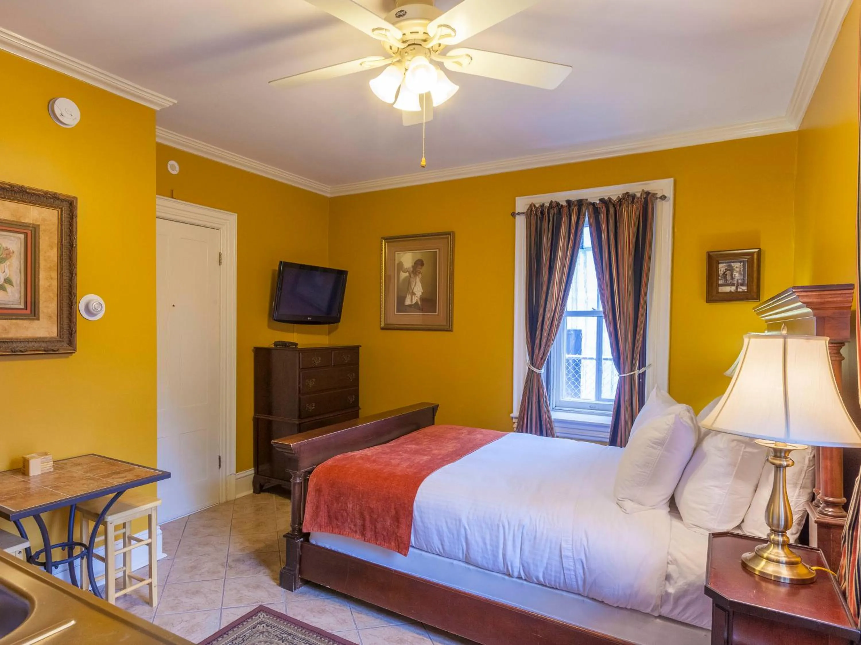 Bed in Chipman Hill Suites - Sydney Street