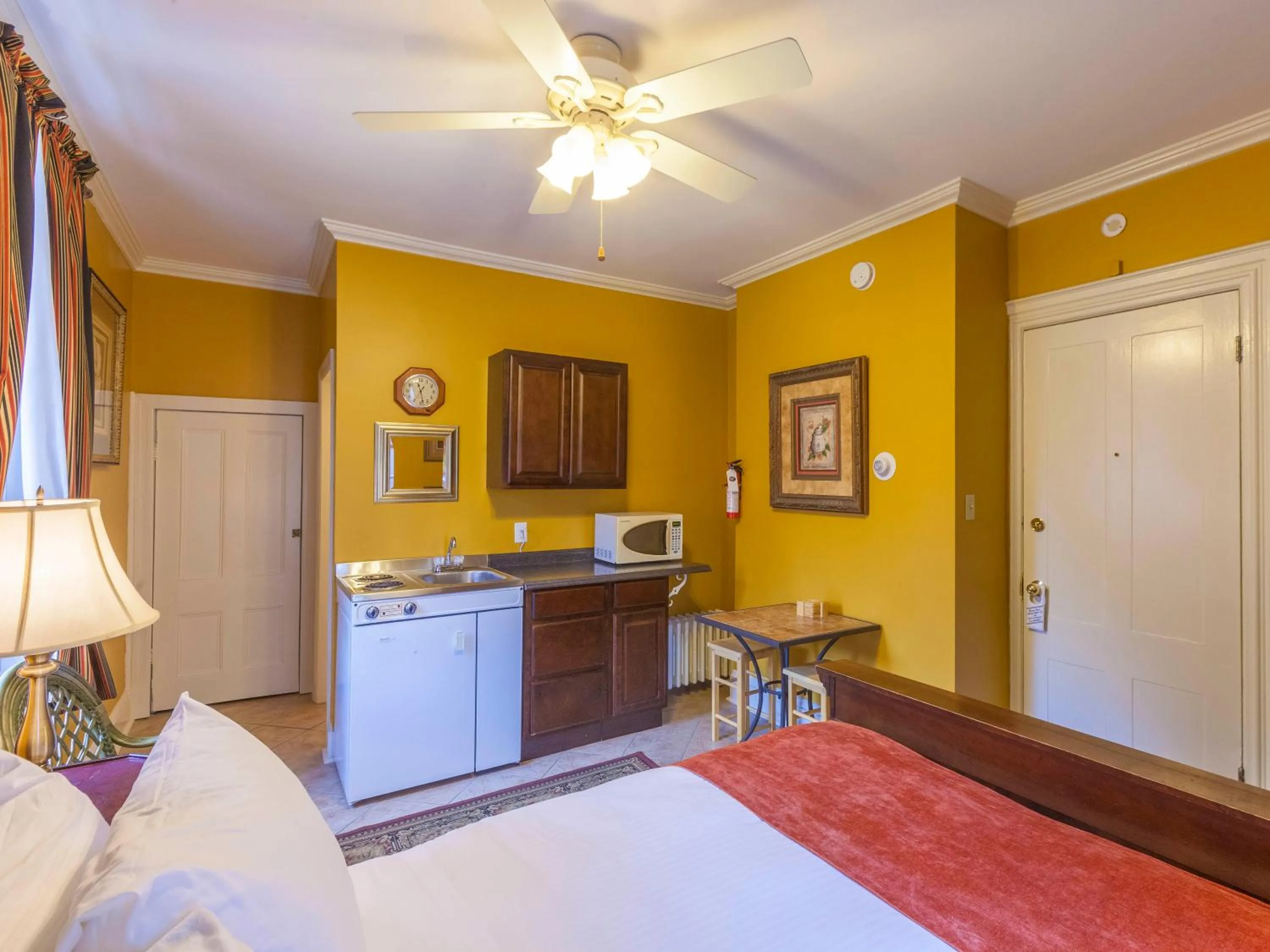 Kitchen or kitchenette in Chipman Hill Suites - Sydney Street