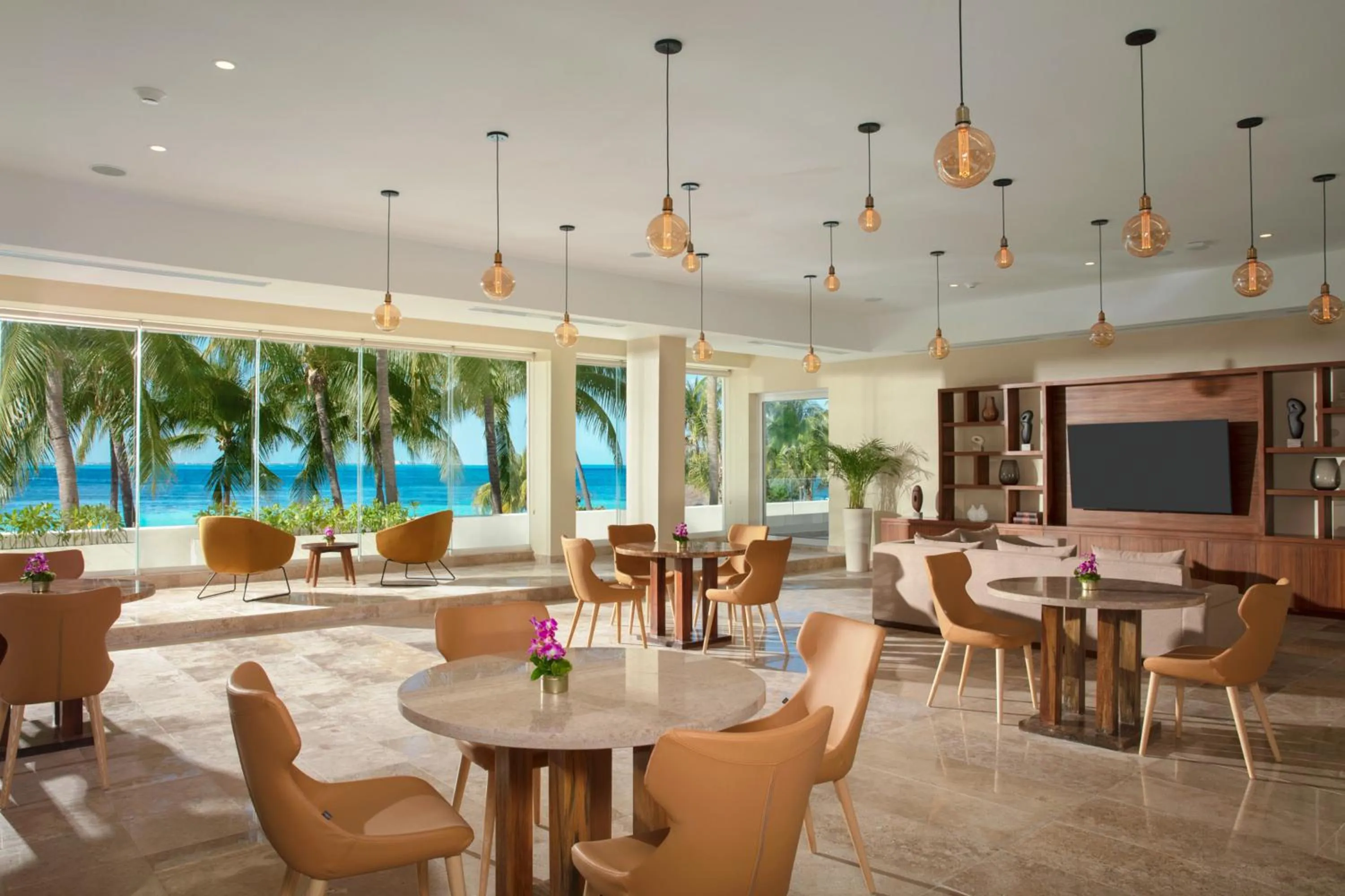 Lounge or bar in Dreams Sands Cancun Resort & Spa