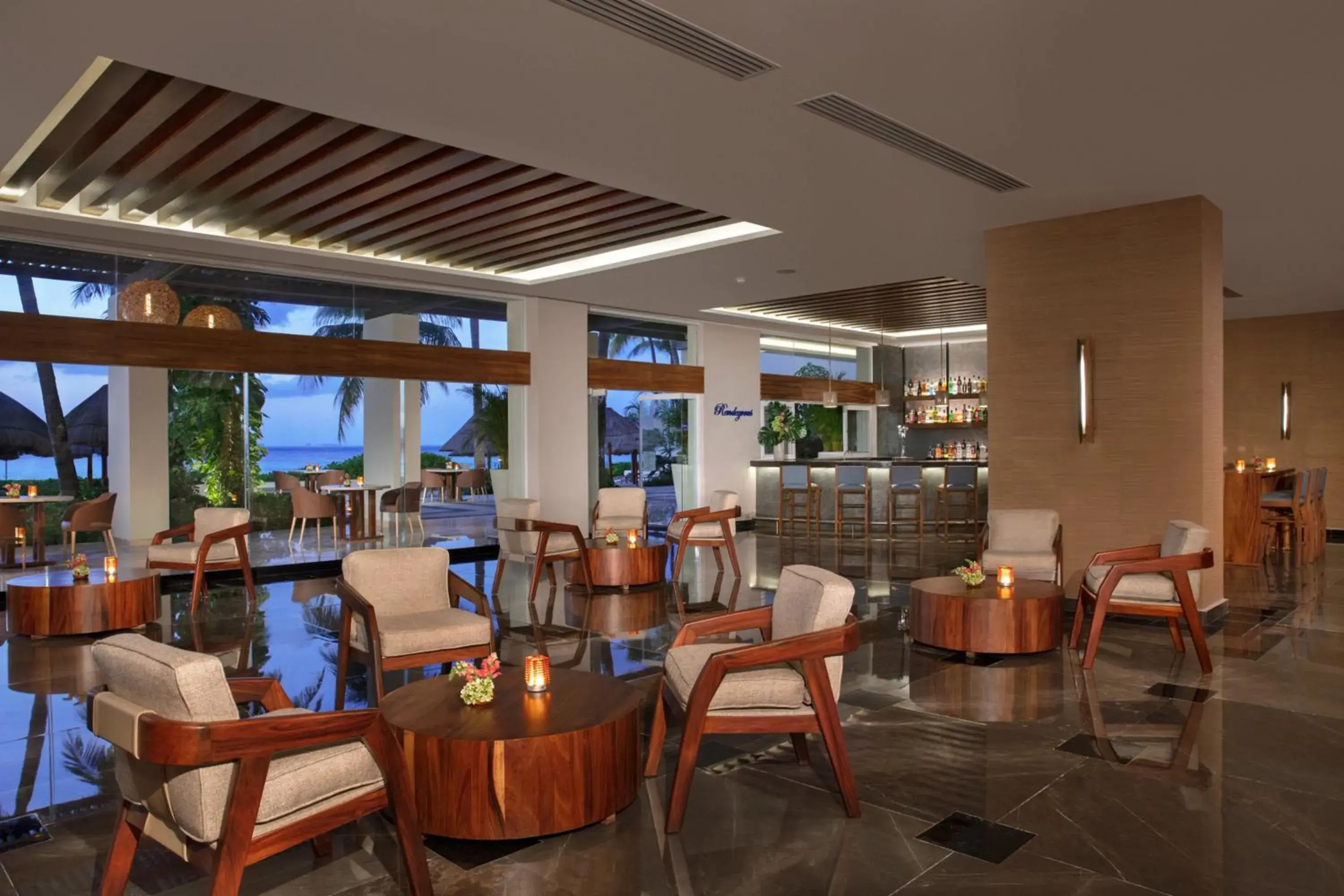 Lounge or bar in Dreams Sands Cancun Resort & Spa Lounge or bar in Dreams Sands Cancun Resort & Spa