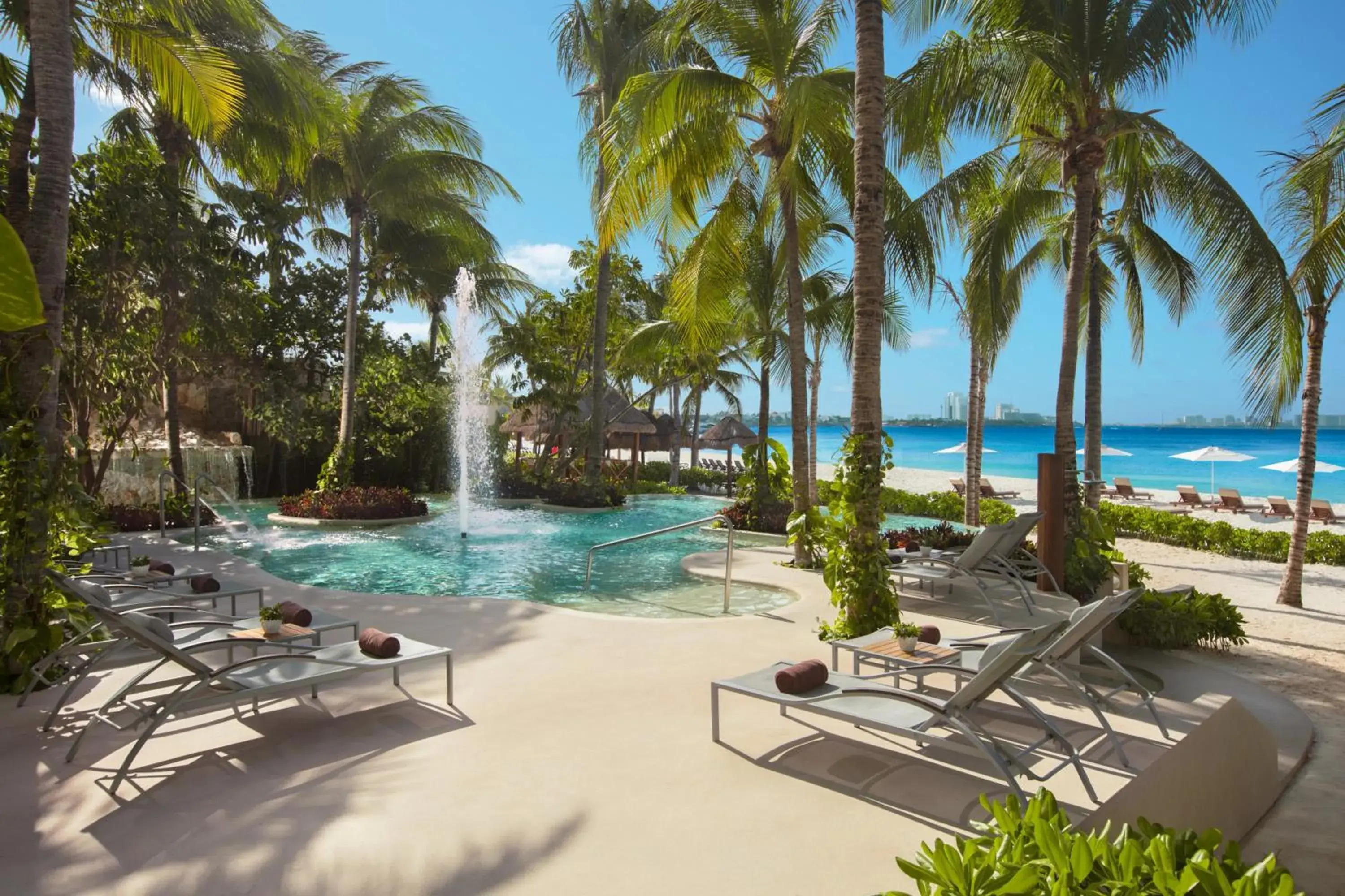 Swimming pool in Dreams Sands Cancun Resort & Spa Swimming pool in Dreams Sands Cancun Resort & Spa
