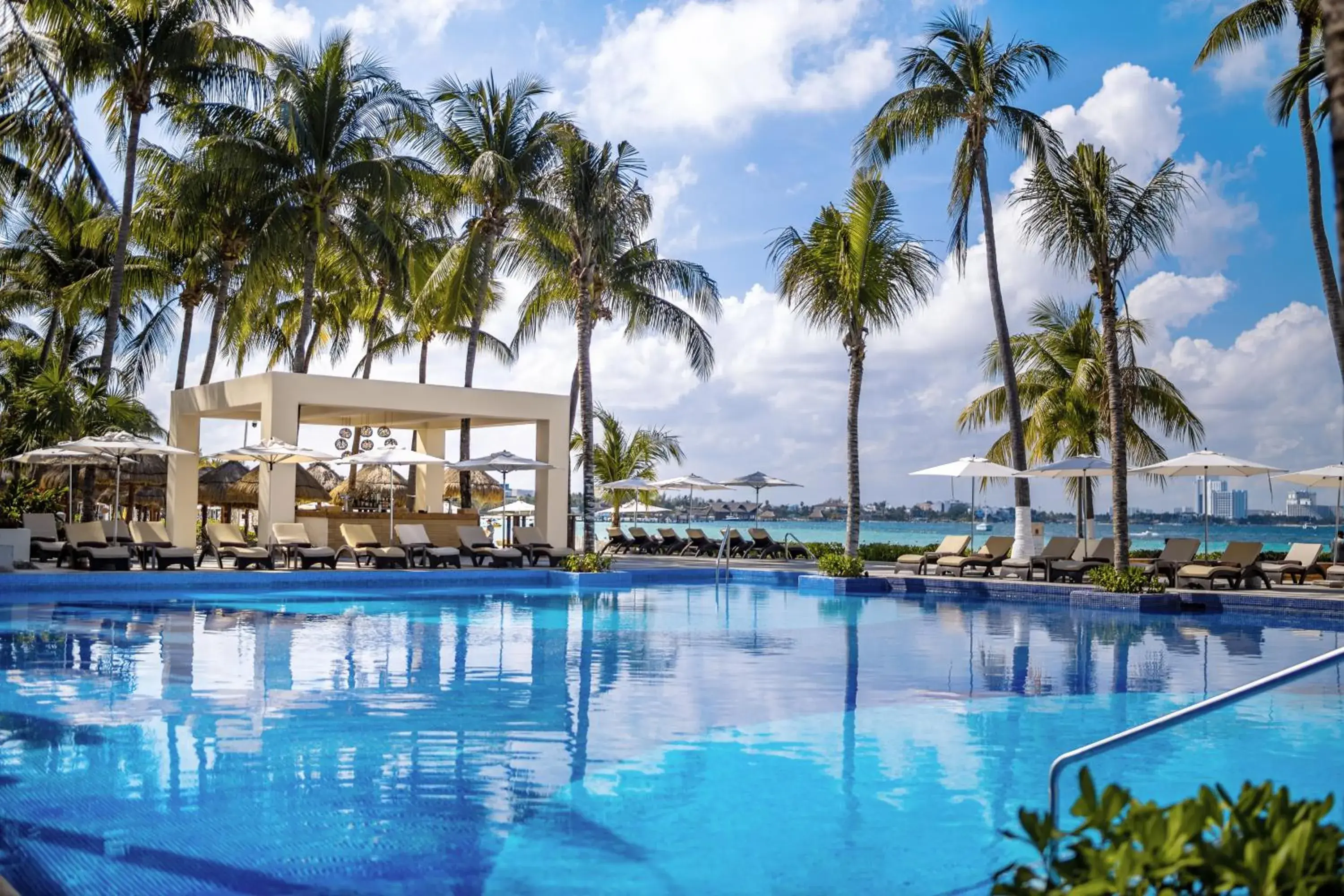 Swimming pool in Dreams Sands Cancun Resort & Spa Swimming pool in Dreams Sands Cancun Resort & Spa