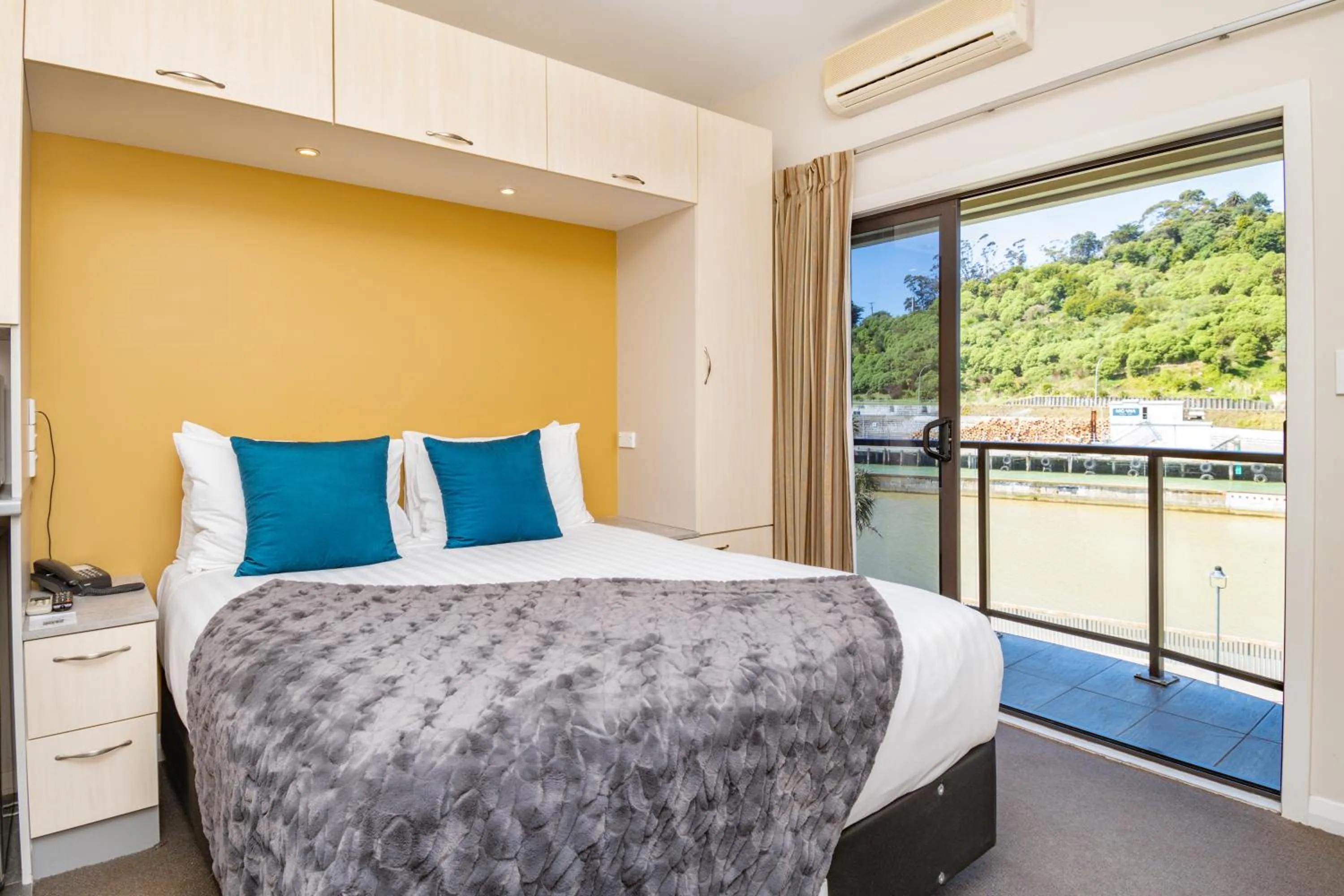 Bed in Portside Hotel Gisborne