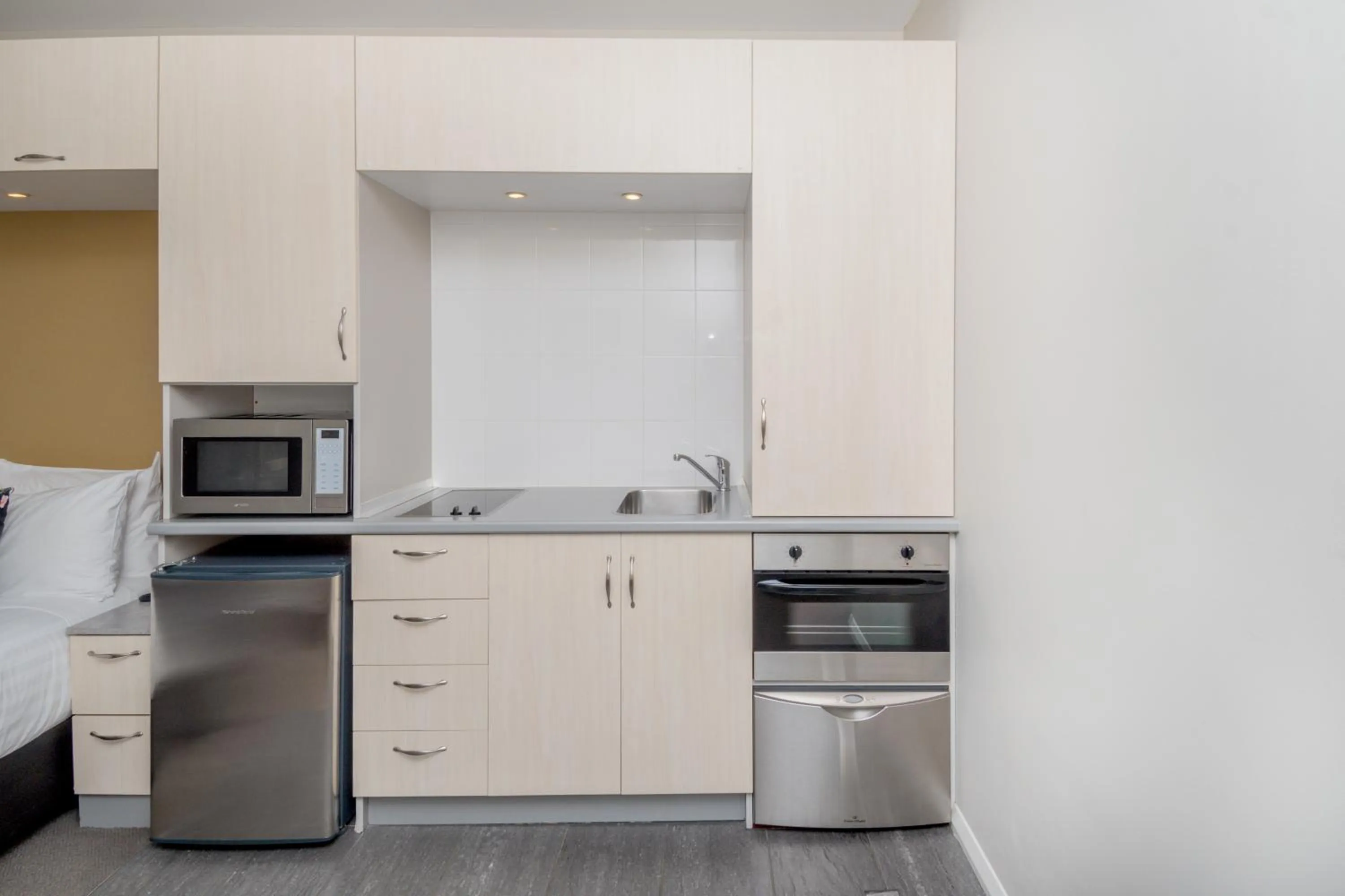 Kitchen or kitchenette in Portside Hotel Gisborne