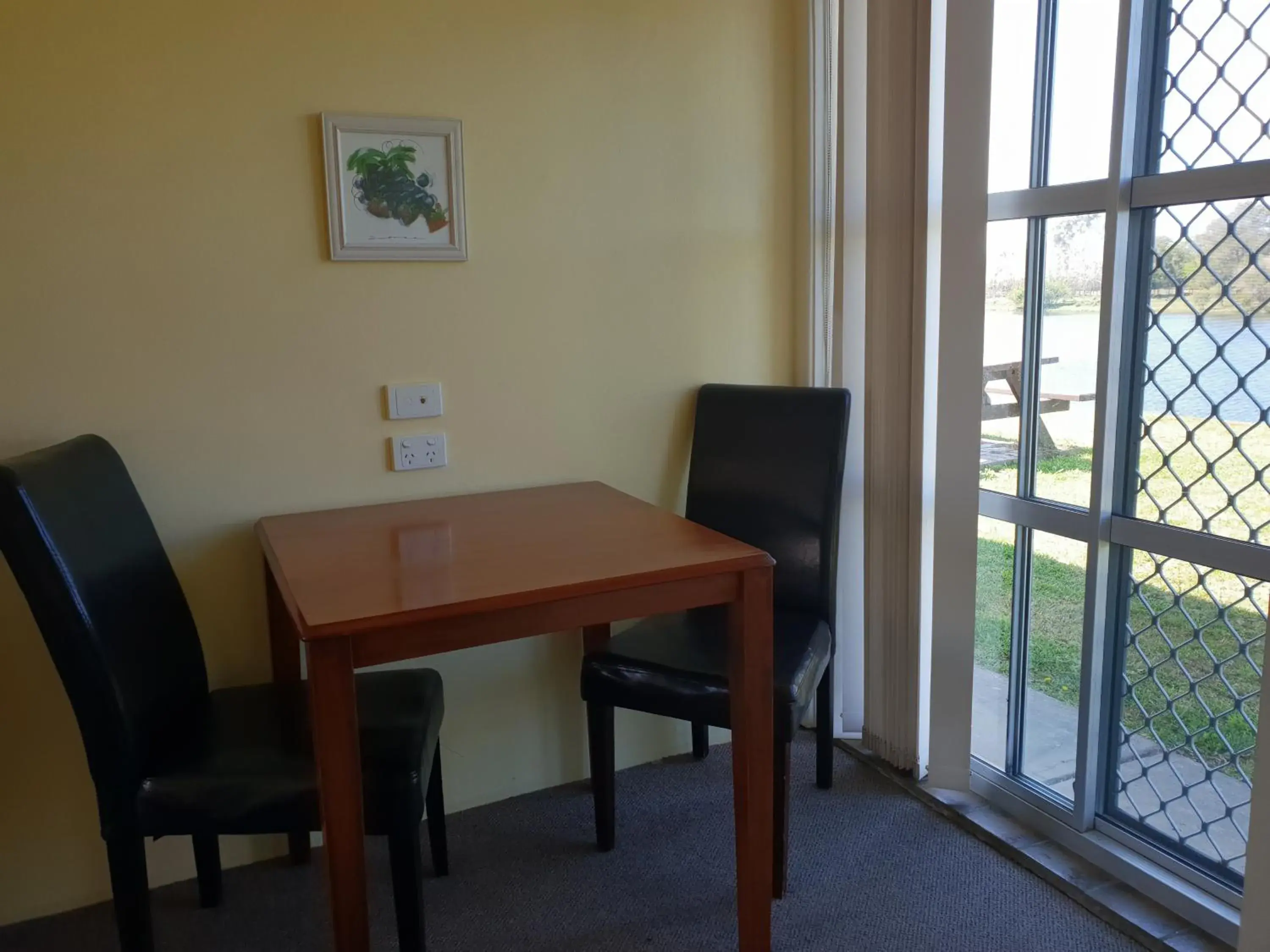 Twin Room with River View in Moon River Motor Inn Twin Room with River View in Moon River Motor Inn