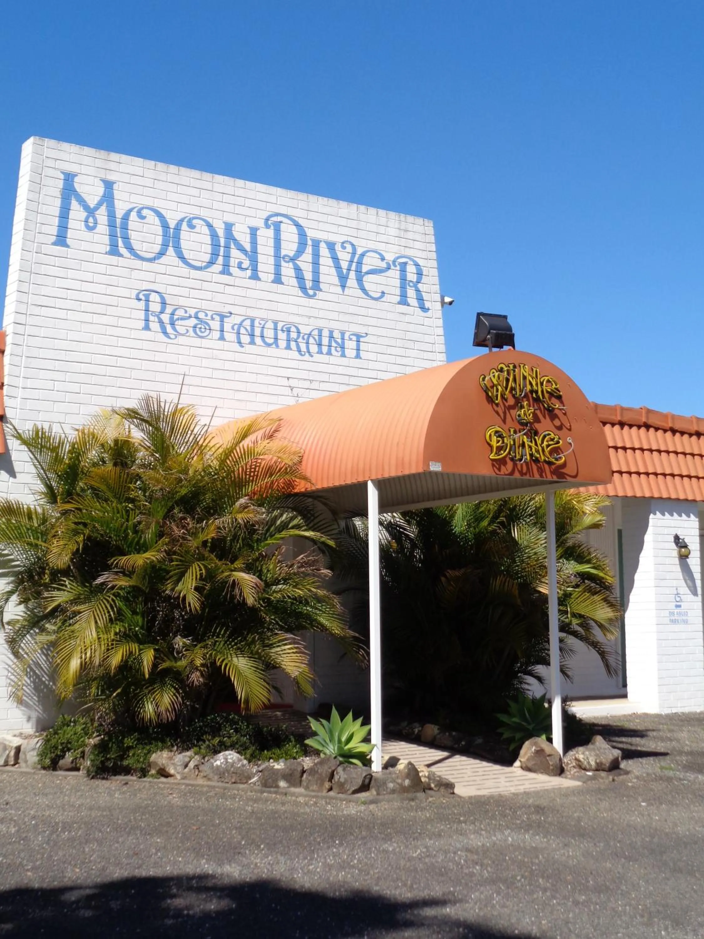Facade/entrance in Moon River Motor Inn