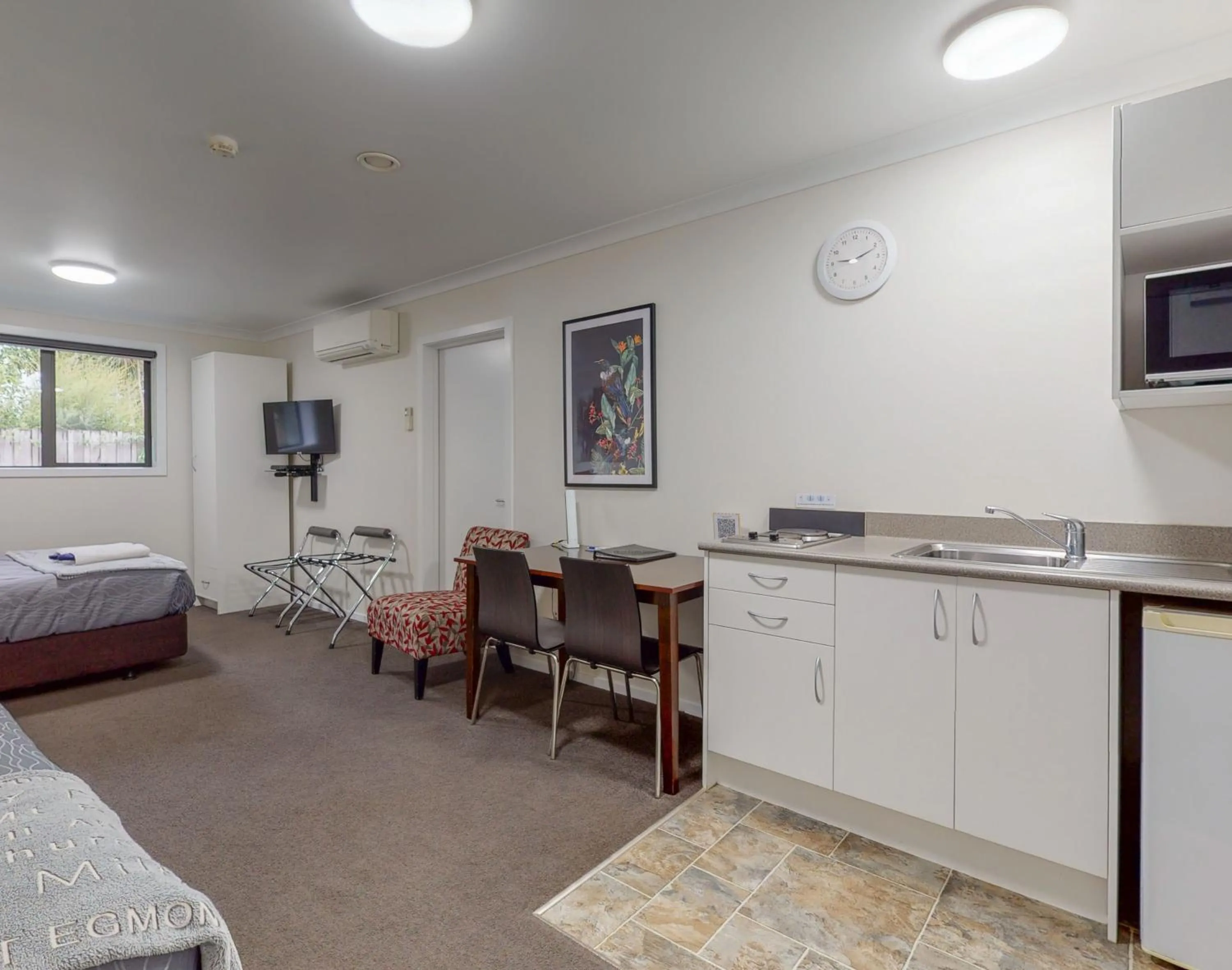 Dining area, Bed in Matariki Motor Lodge