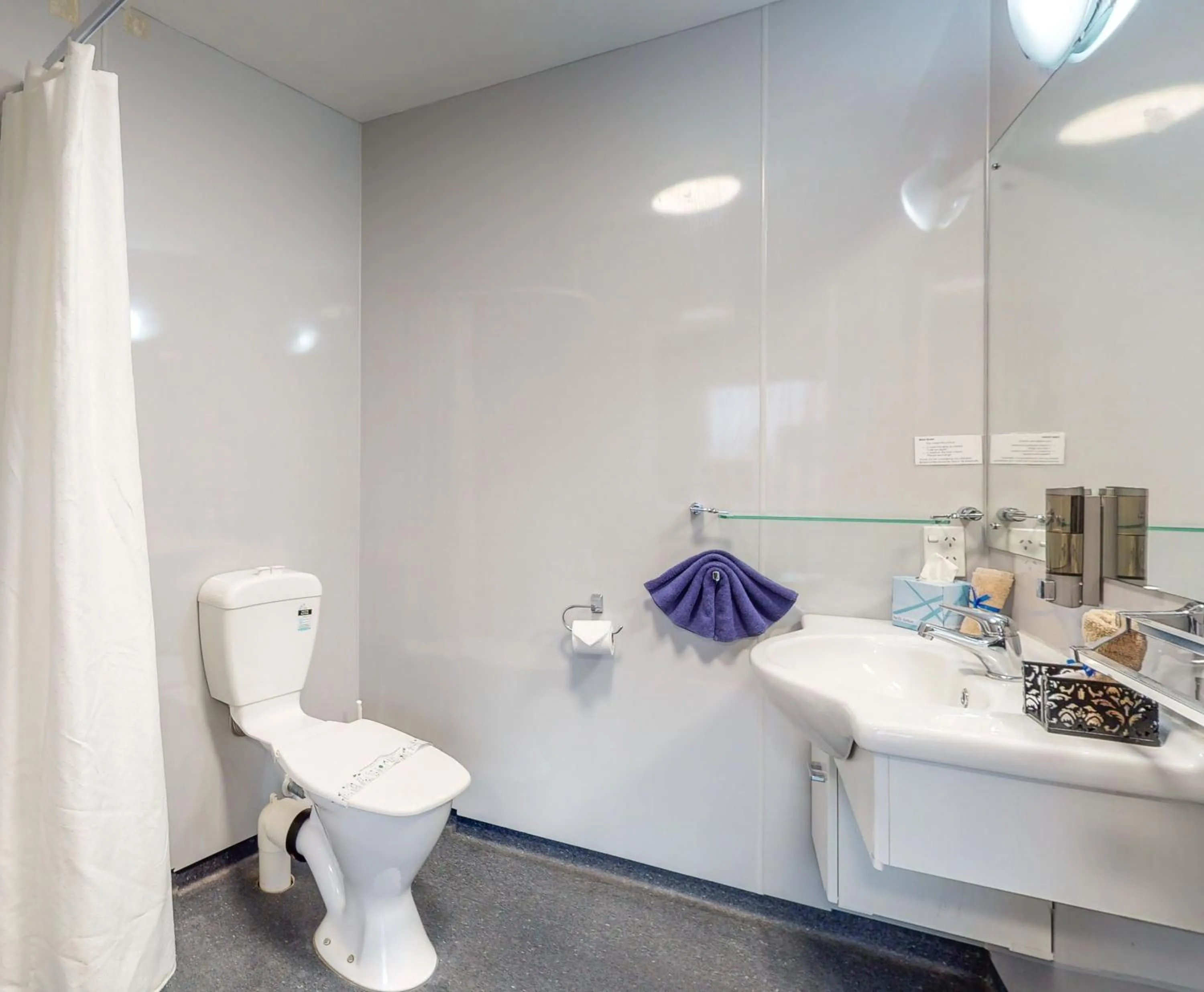 Bathroom in Matariki Motor Lodge