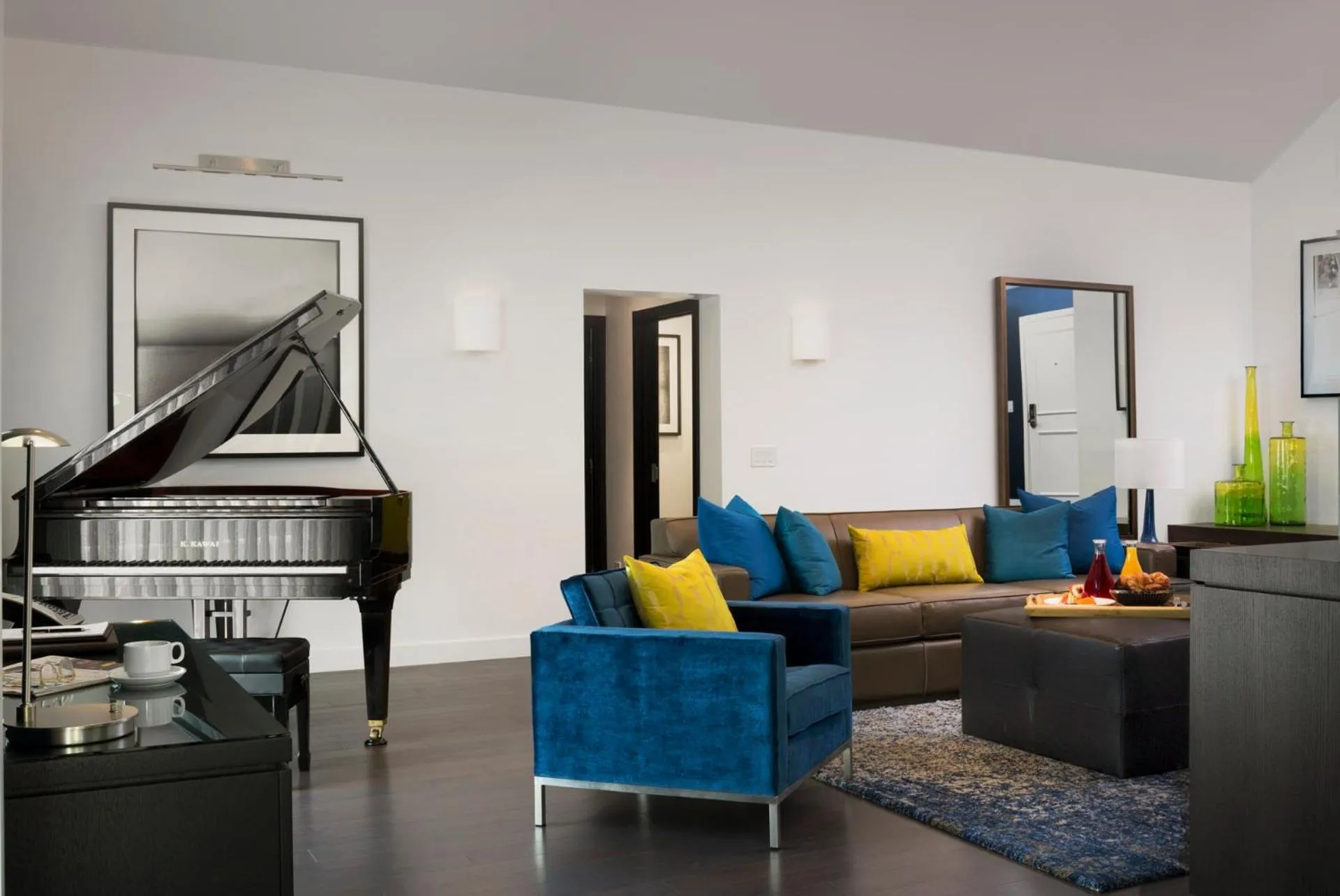 Living room in Sunset Marquis Hotel