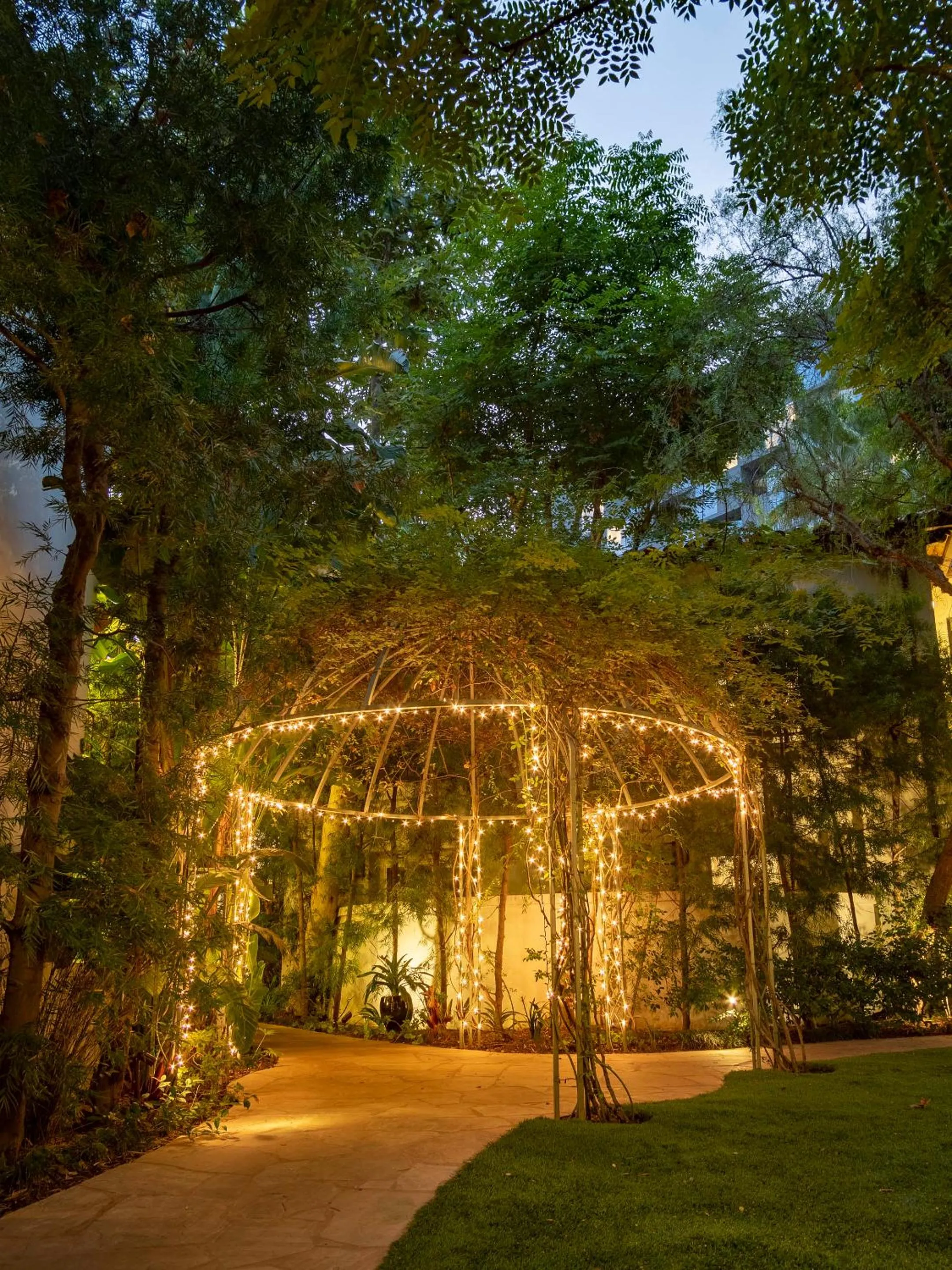 Garden in Sunset Marquis Hotel