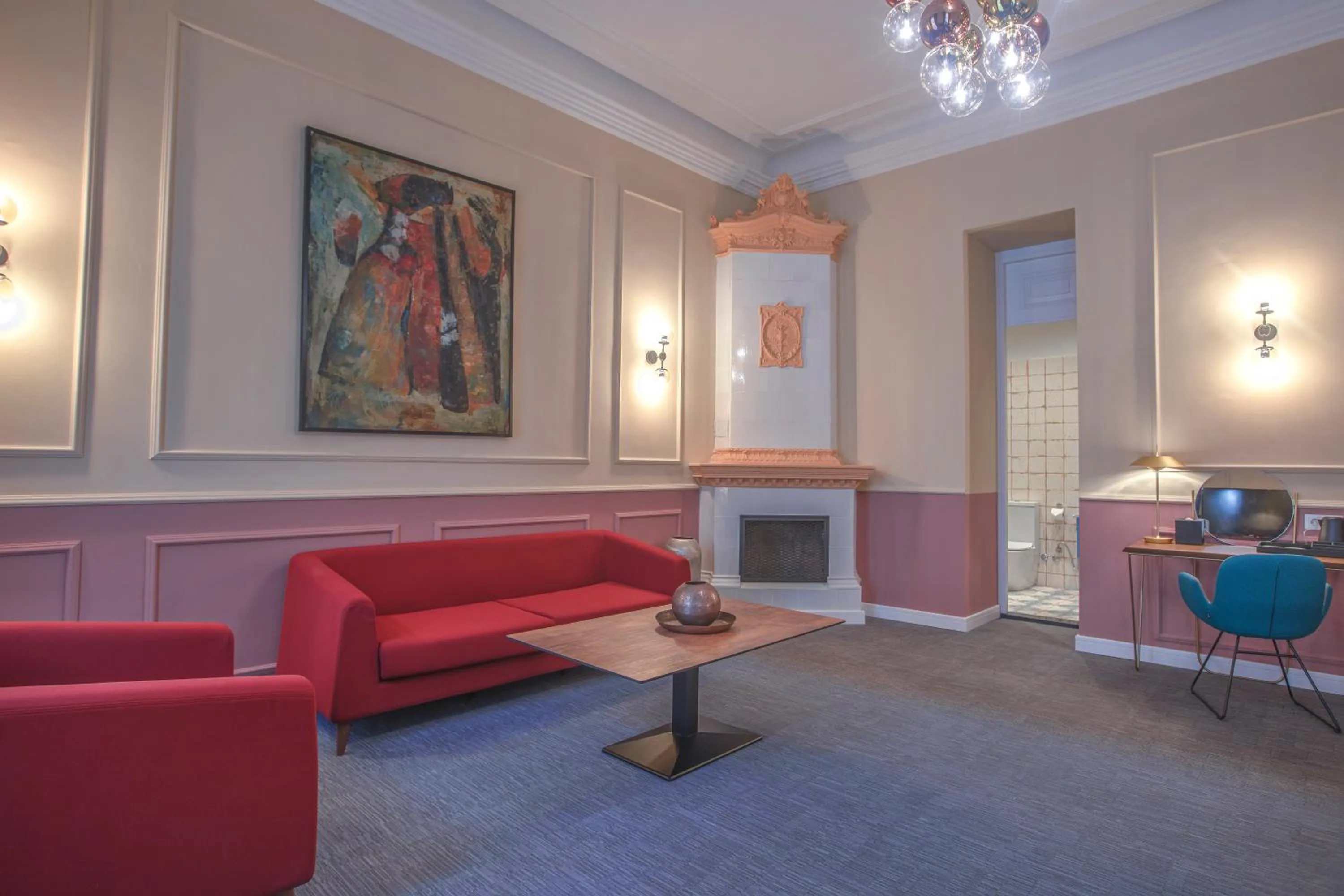 Living room in Heritage Hotel and Suites