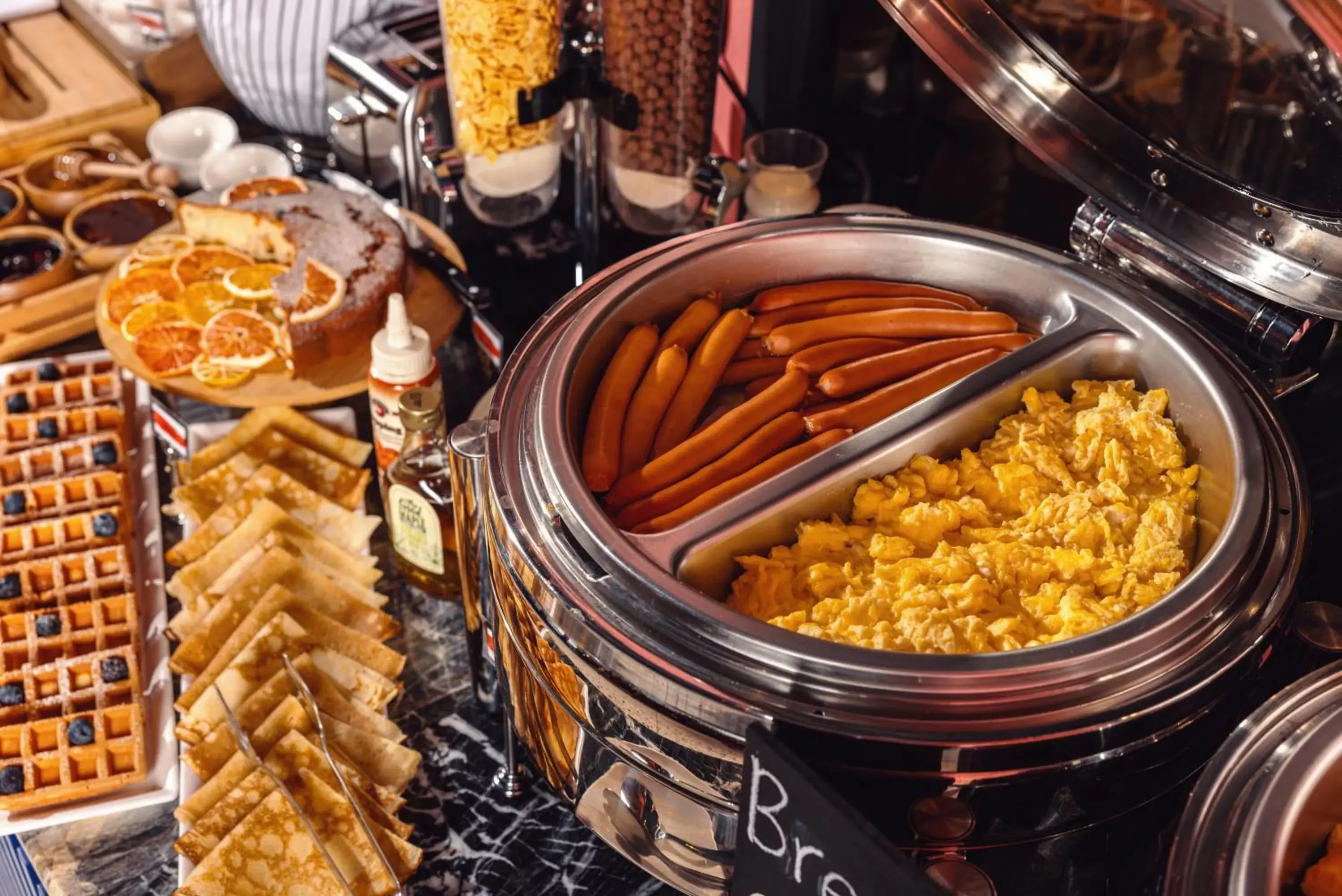 Breakfast in Heritage Hotel and Suites Breakfast in Heritage Hotel and Suites