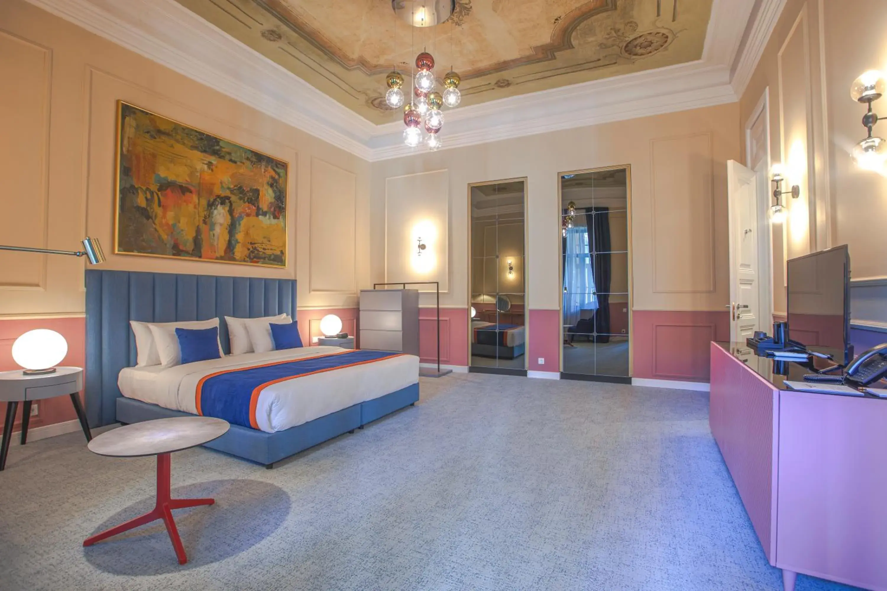 Bed in Heritage Hotel and Suites Bed in Heritage Hotel and Suites