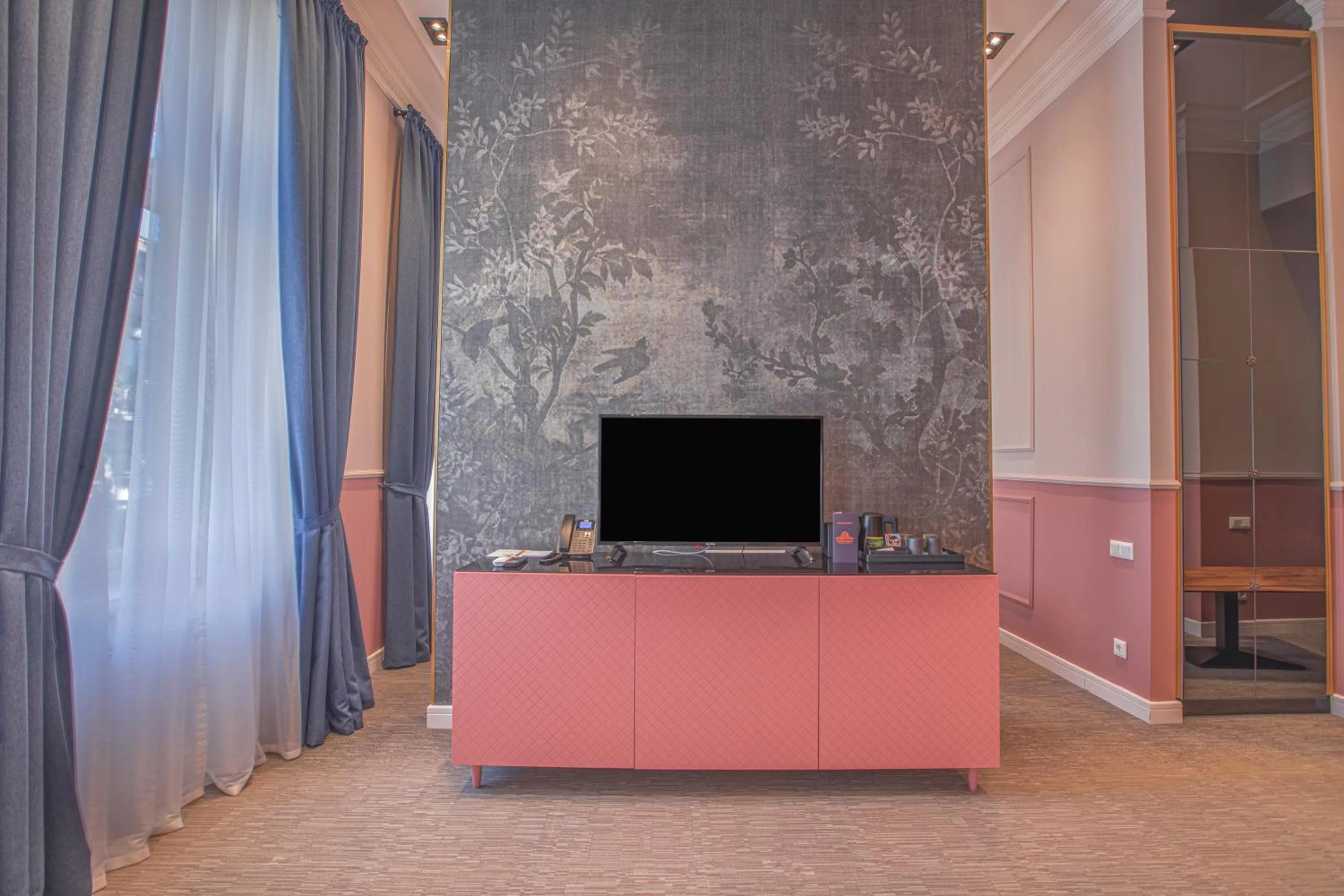 TV and multimedia in Heritage Hotel and Suites