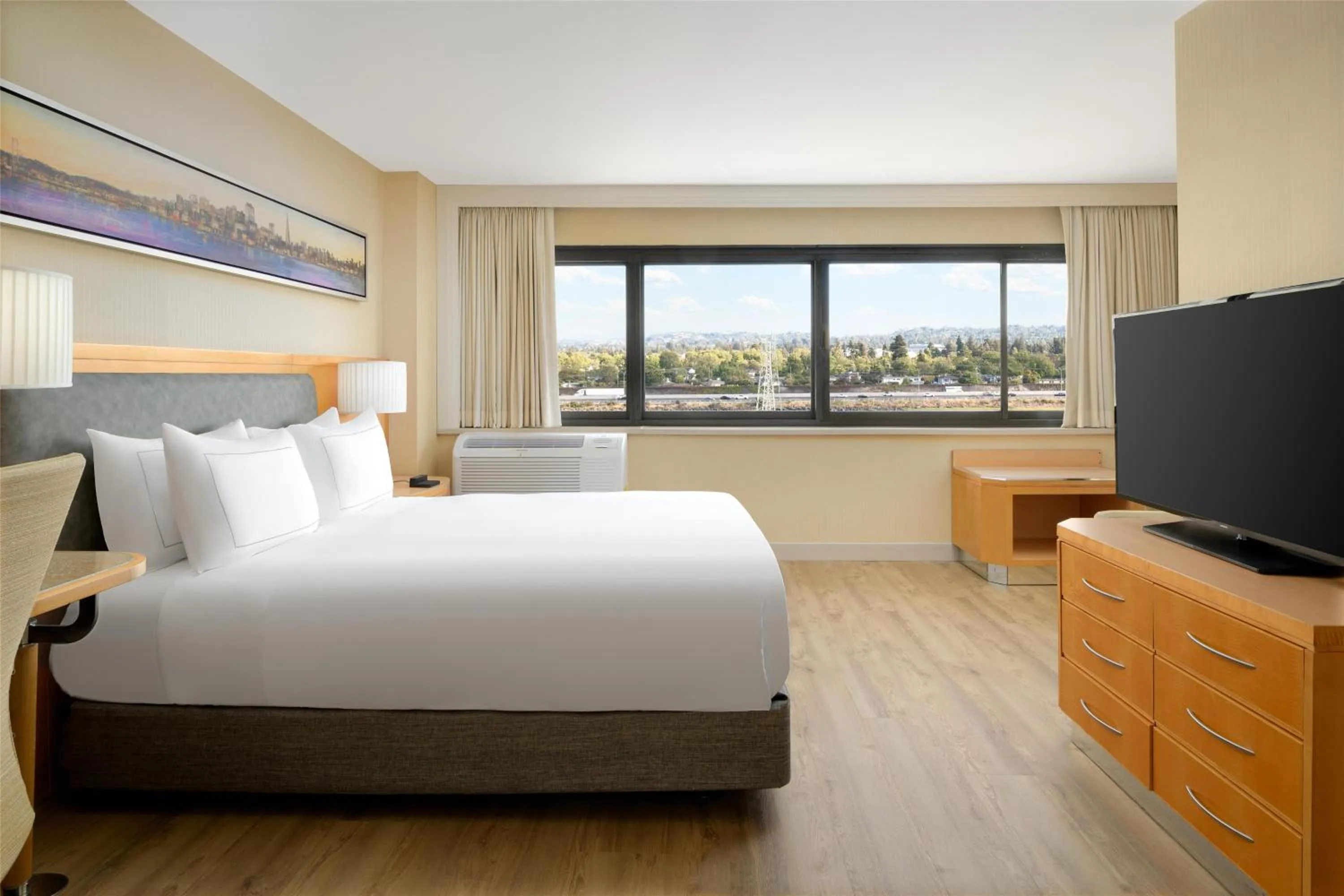 Bed in Hilton San Francisco Airport Bayfront - No Resort Fee