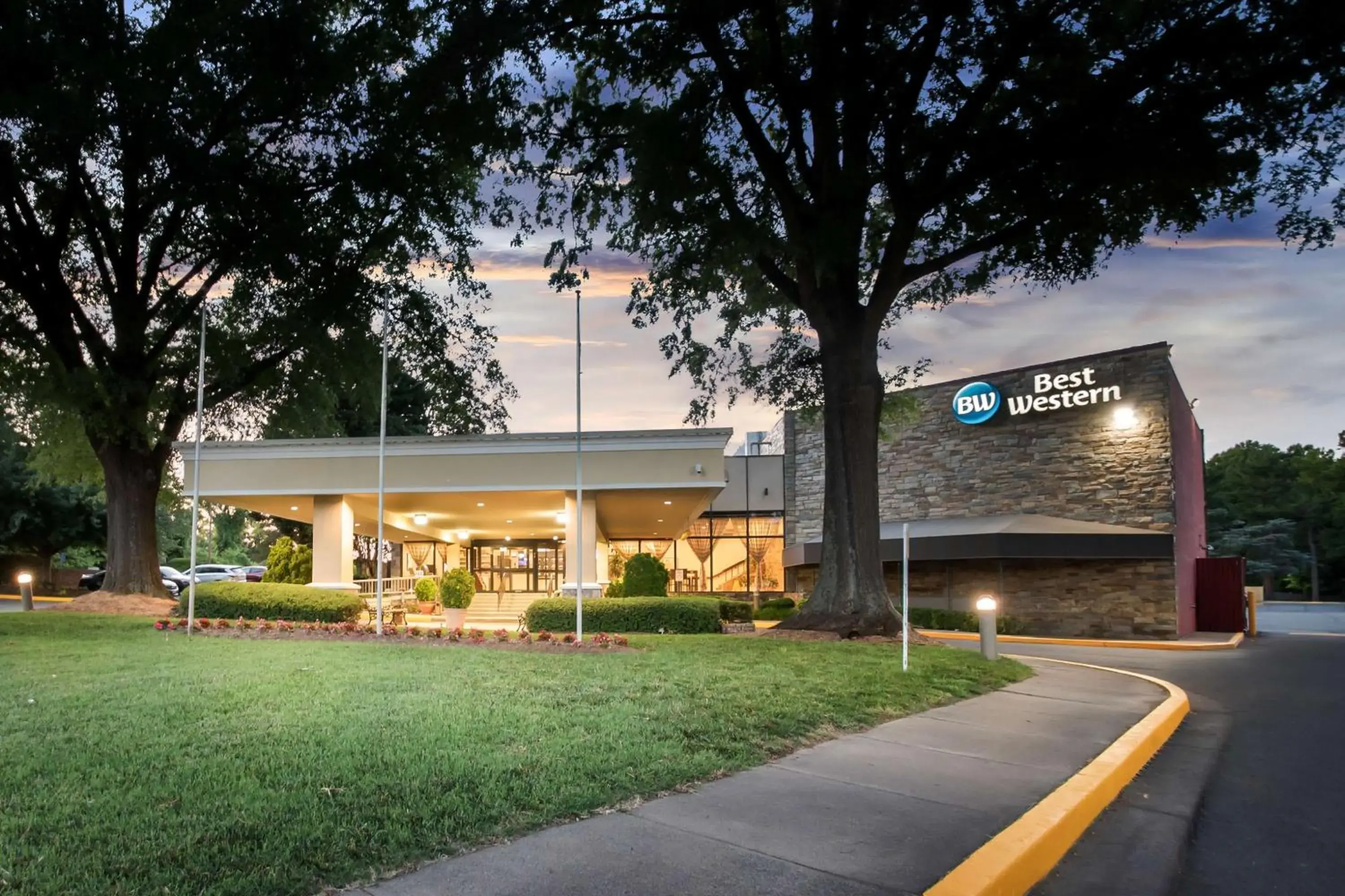 Property building in Best Western Fairfax City Property building in Best Western Fairfax City