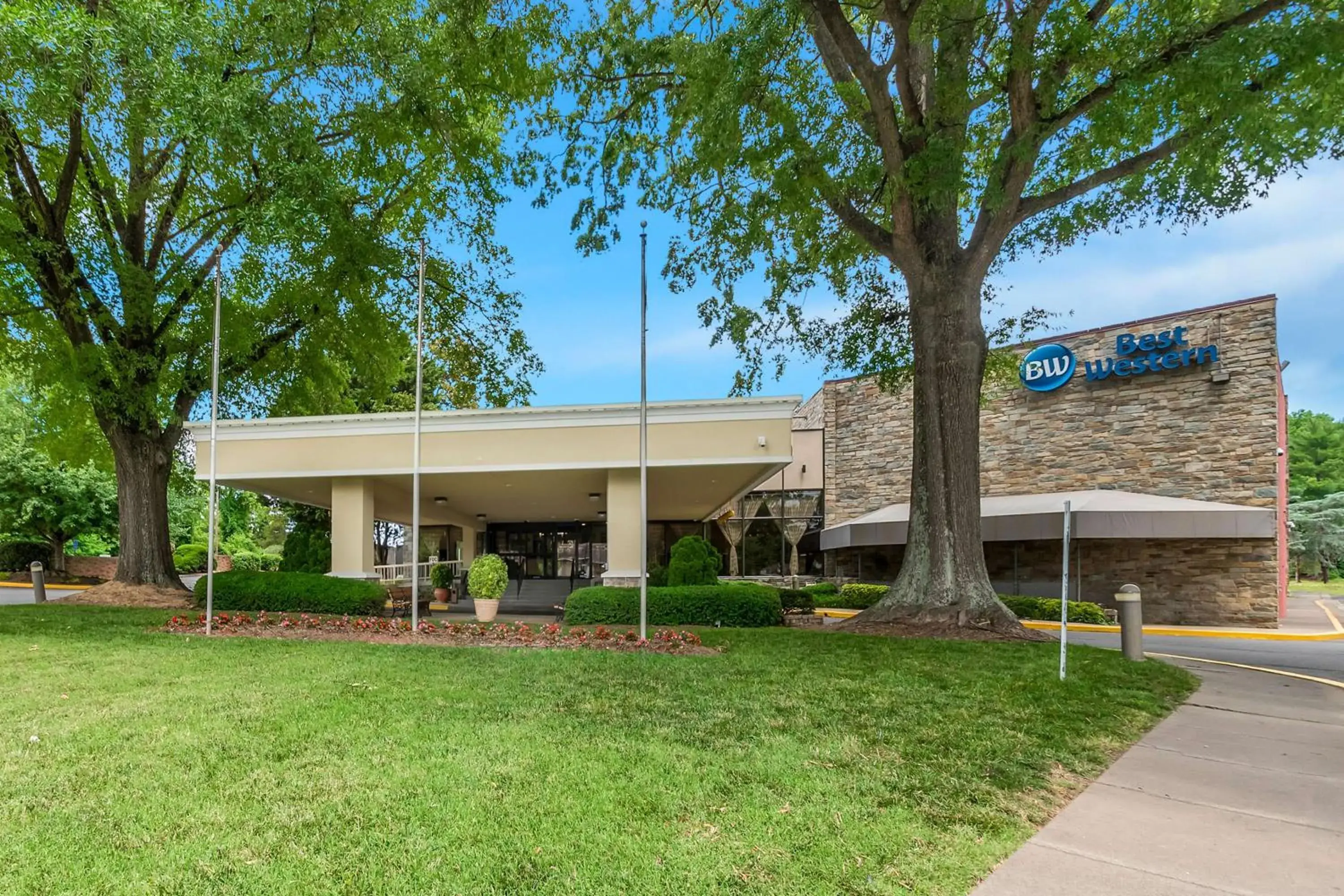 Property building in Best Western Fairfax City Property building in Best Western Fairfax City