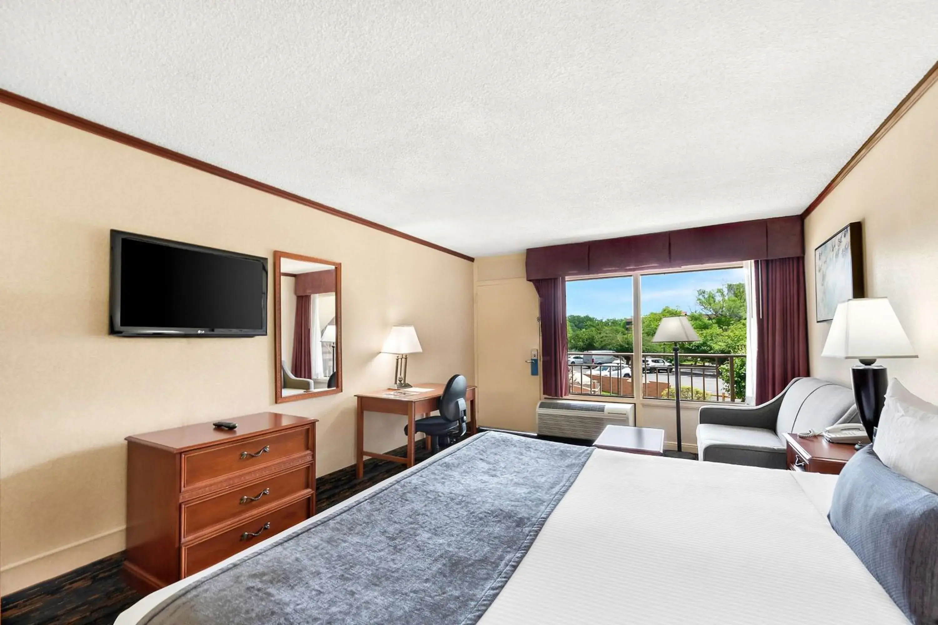 King Room with Sofa Bed - Drive-Up Room/Non-Smoking in Best Western Fairfax City King Room with Sofa Bed - Drive-Up Room/Non-Smoking in Best Western Fairfax City