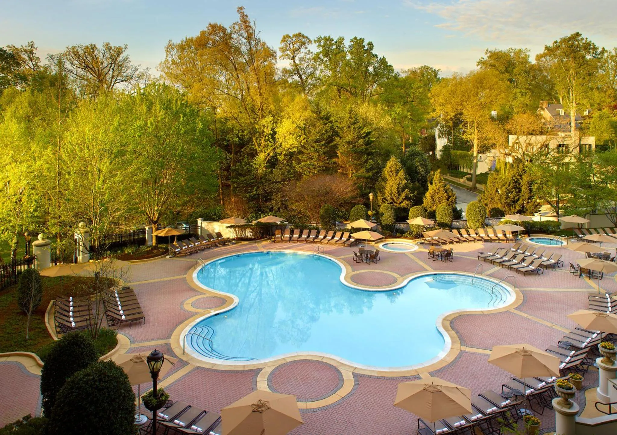 Swimming pool in Omni Shoreham Hotel