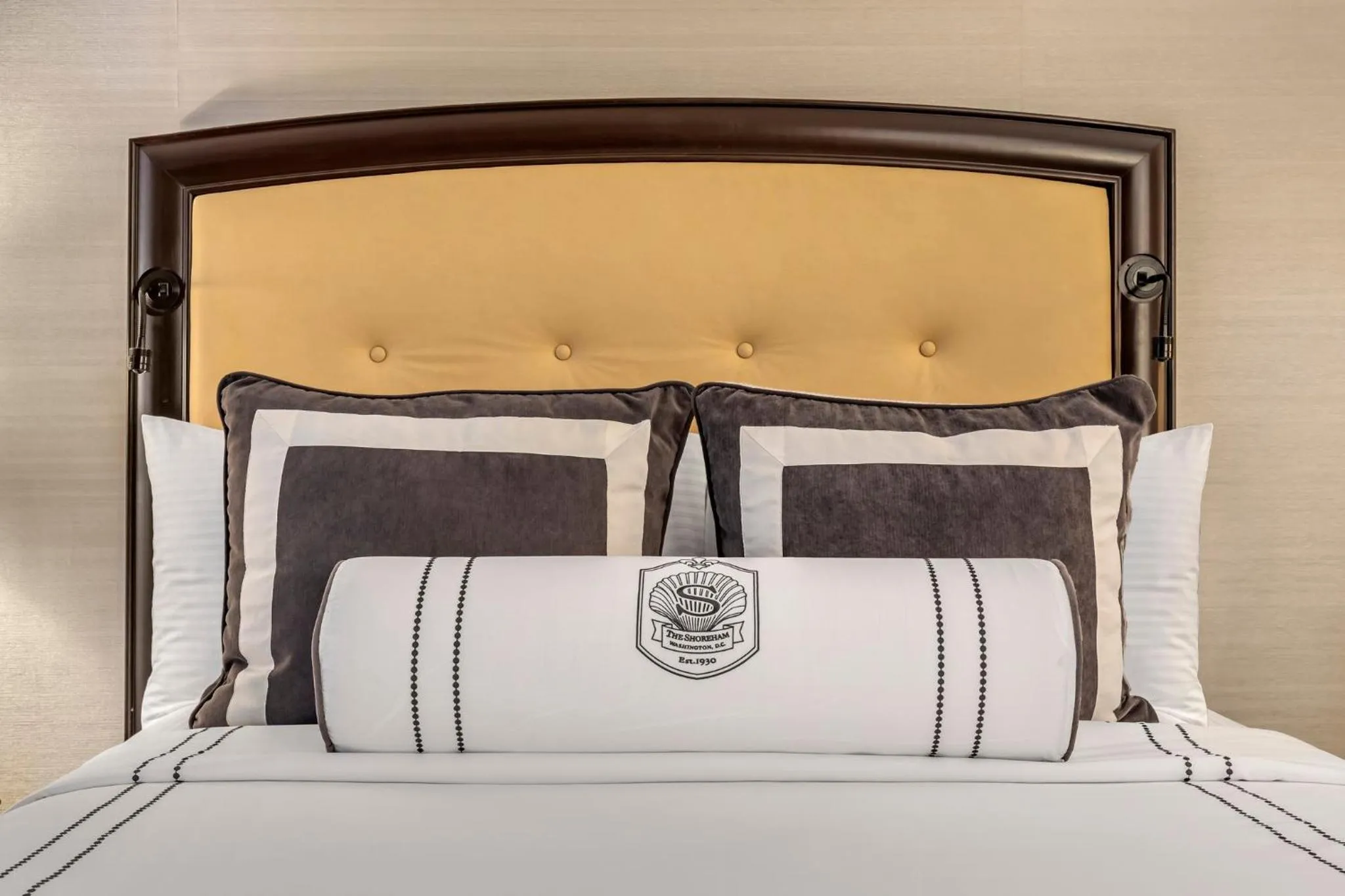 Photo of the whole room, Bed in Omni Shoreham Hotel