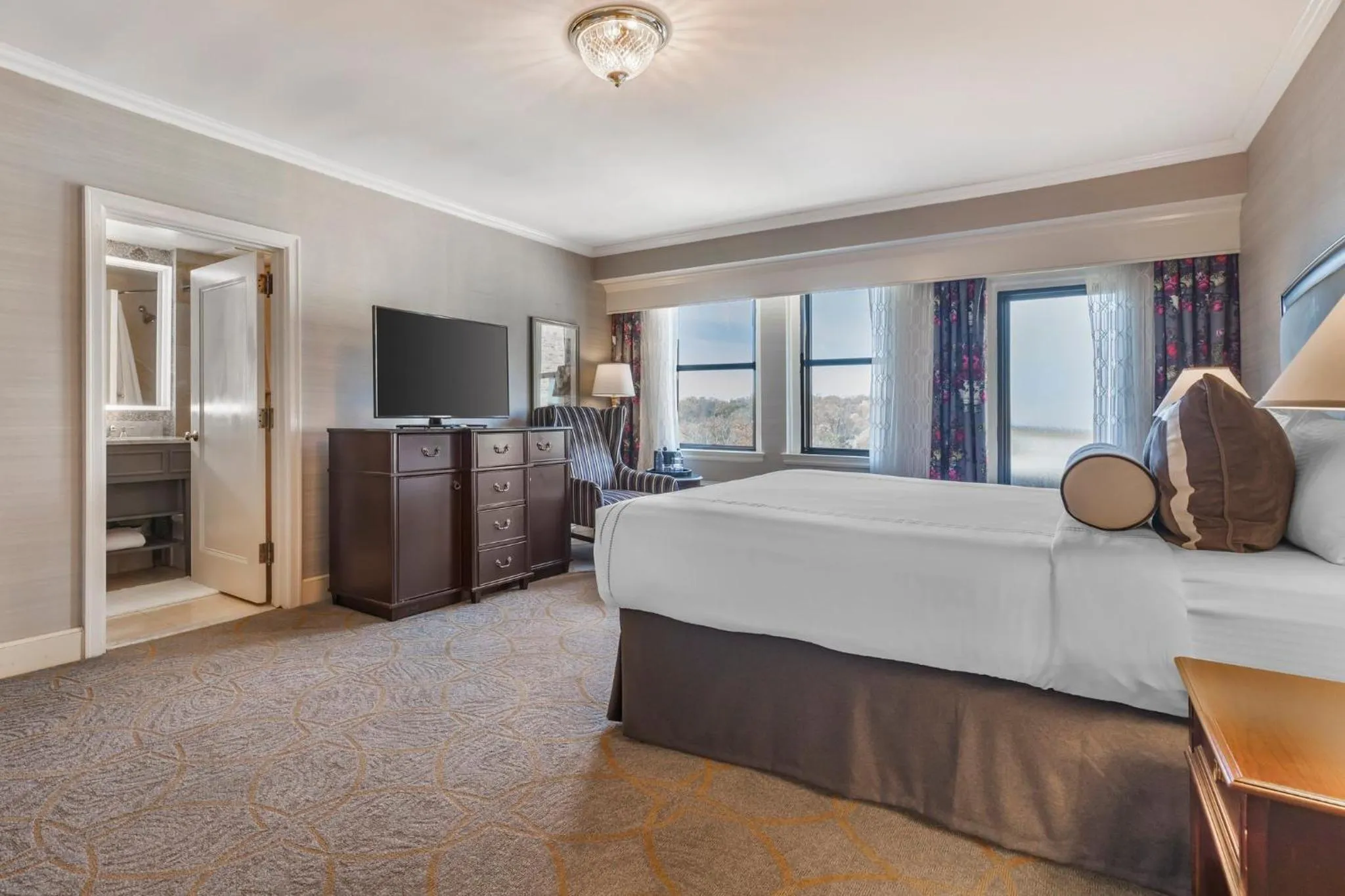 Photo of the whole room, Bed in Omni Shoreham Hotel