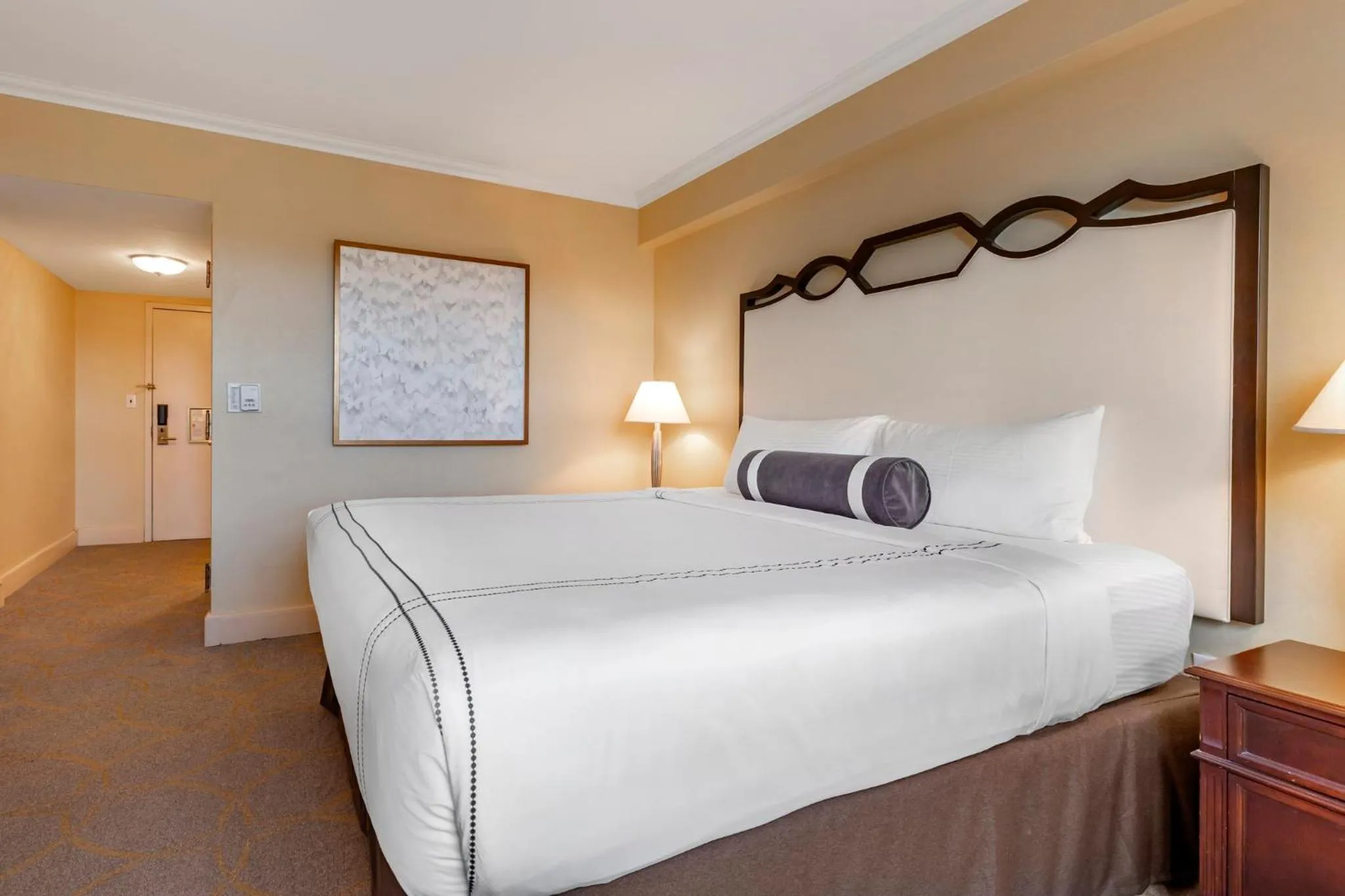 Photo of the whole room, Bed in Omni Shoreham Hotel